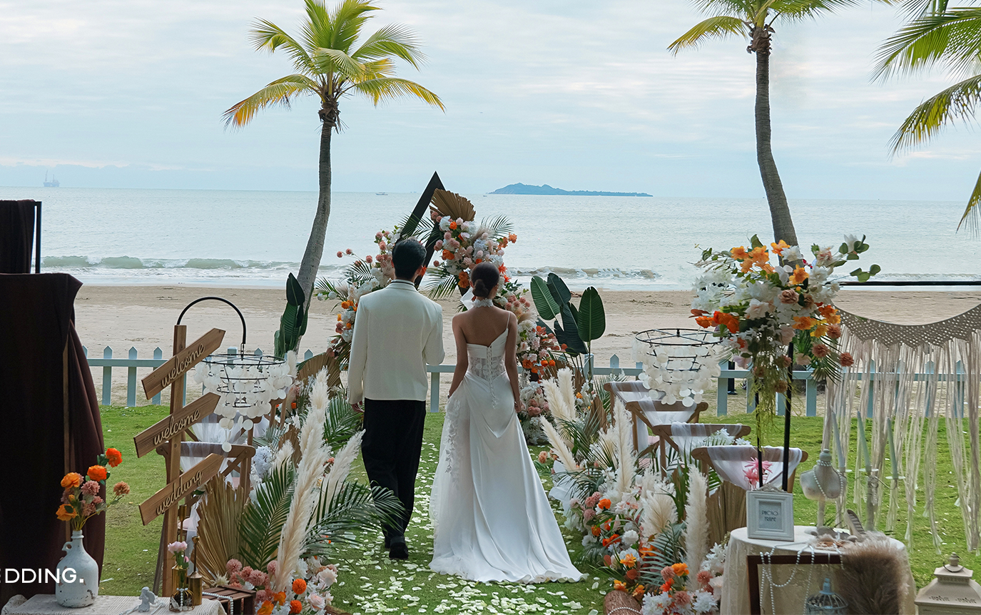 海边的草坪婚礼也太浪漫了 | 三亚目的地婚礼