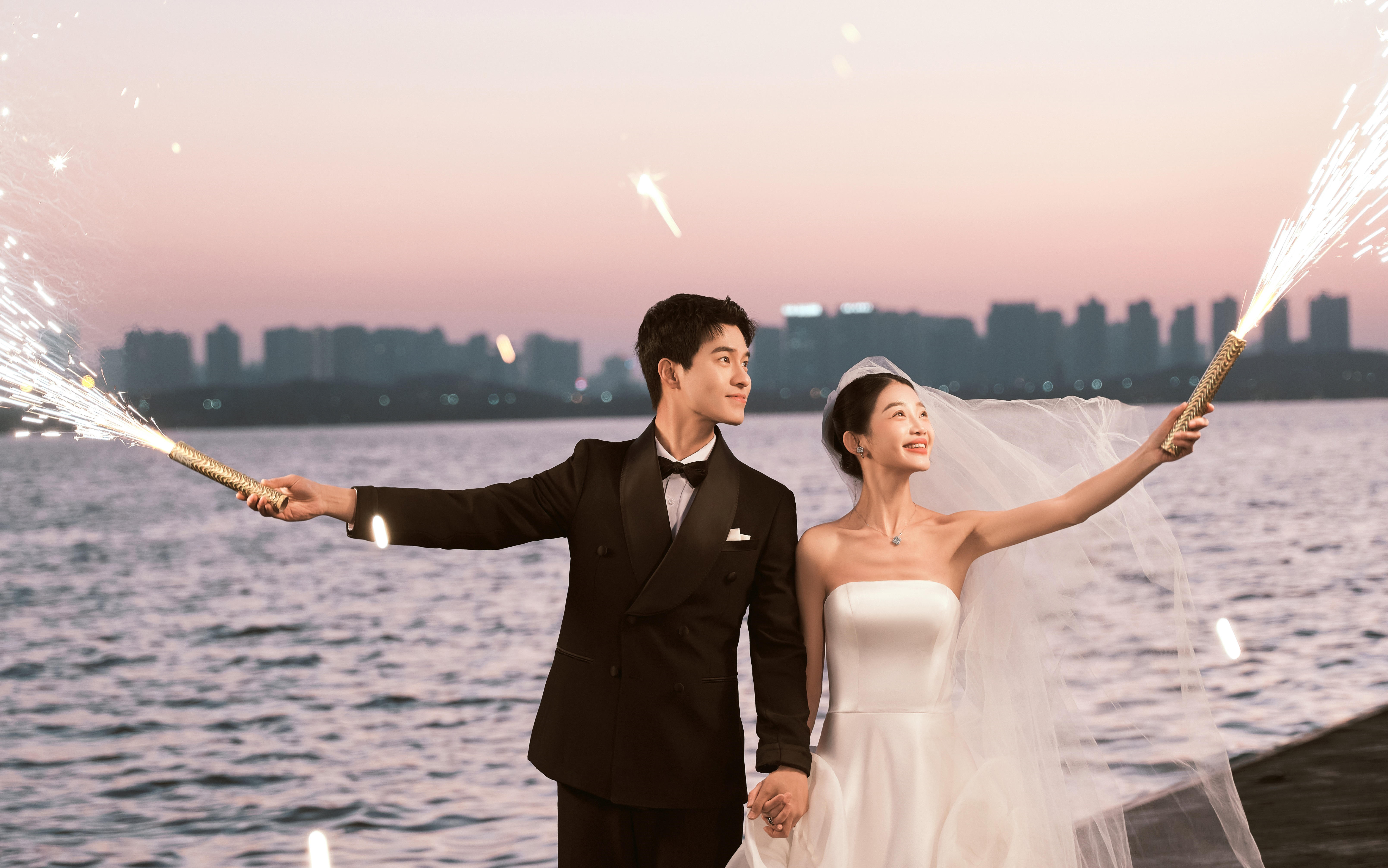 煙花綻放時定格心動，套餐解鎖海邊浪漫儀式感