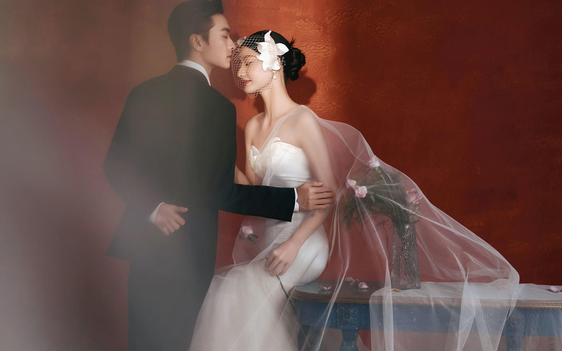 红墙柔雾白纱～粉玫裹满婚纱照甜意