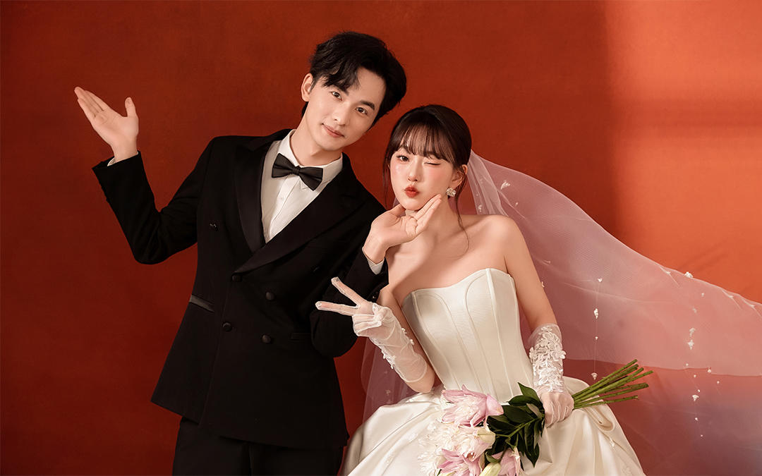 喜慶俏皮的內(nèi)景主婚紗照，當(dāng)下年輕人喜歡的流行款