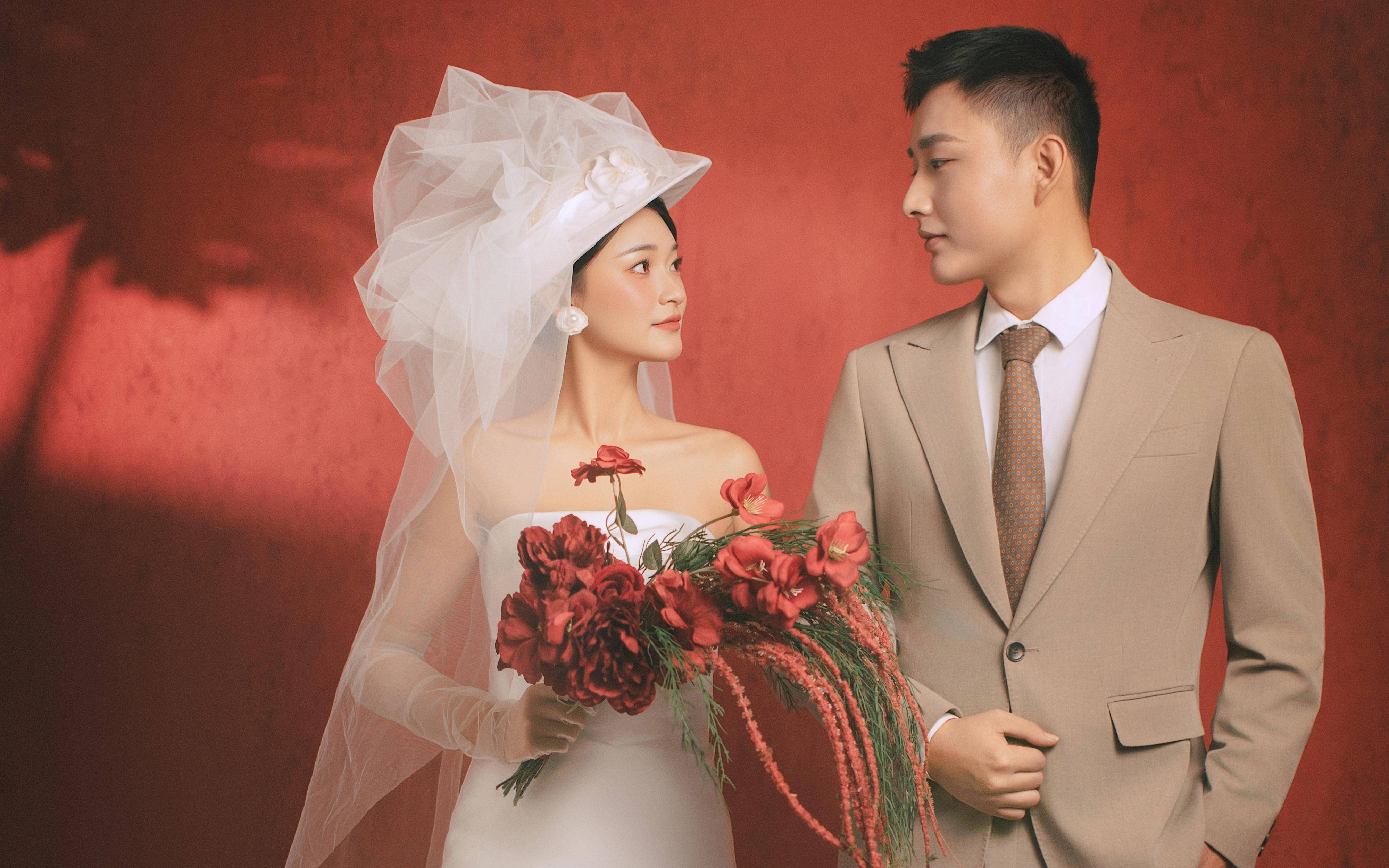 一眼沦陷❤️轻复古红底婚纱照被夸爆了！