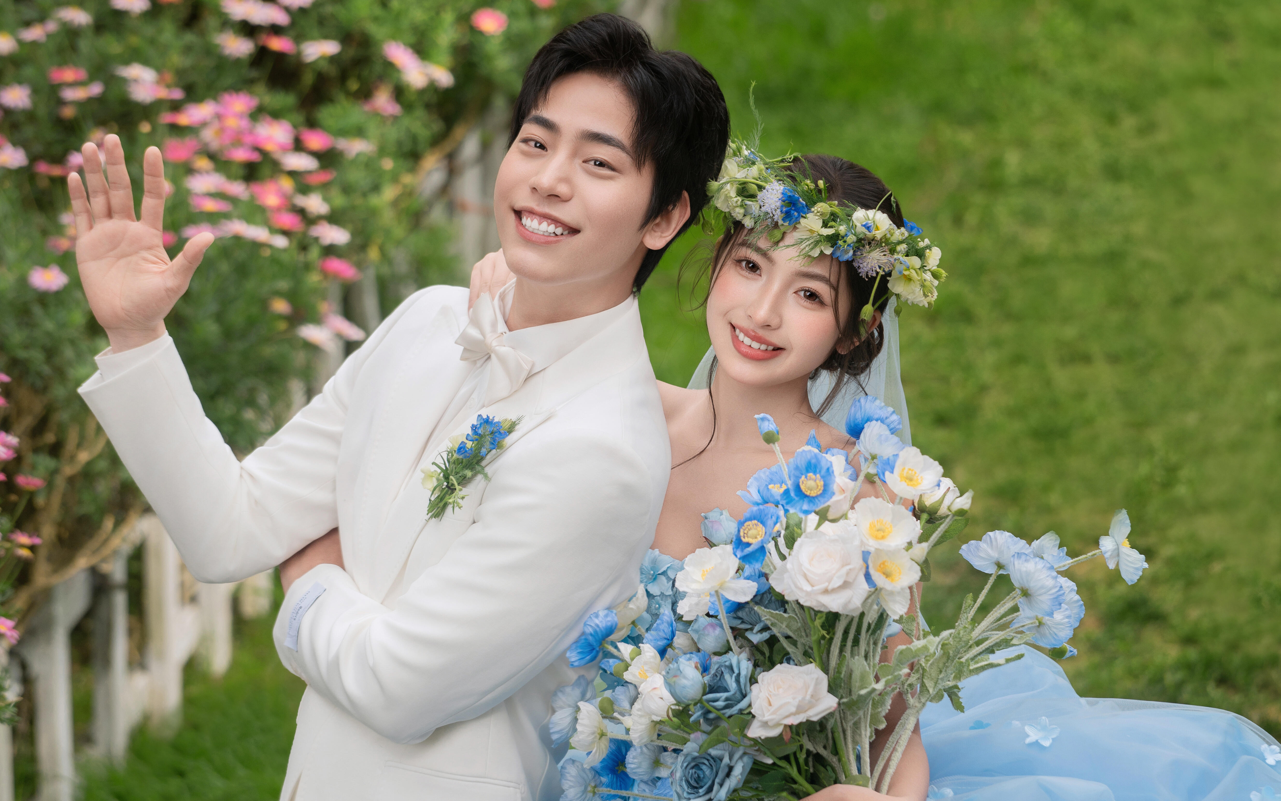 【一眼春日感的草坪婚纱照】