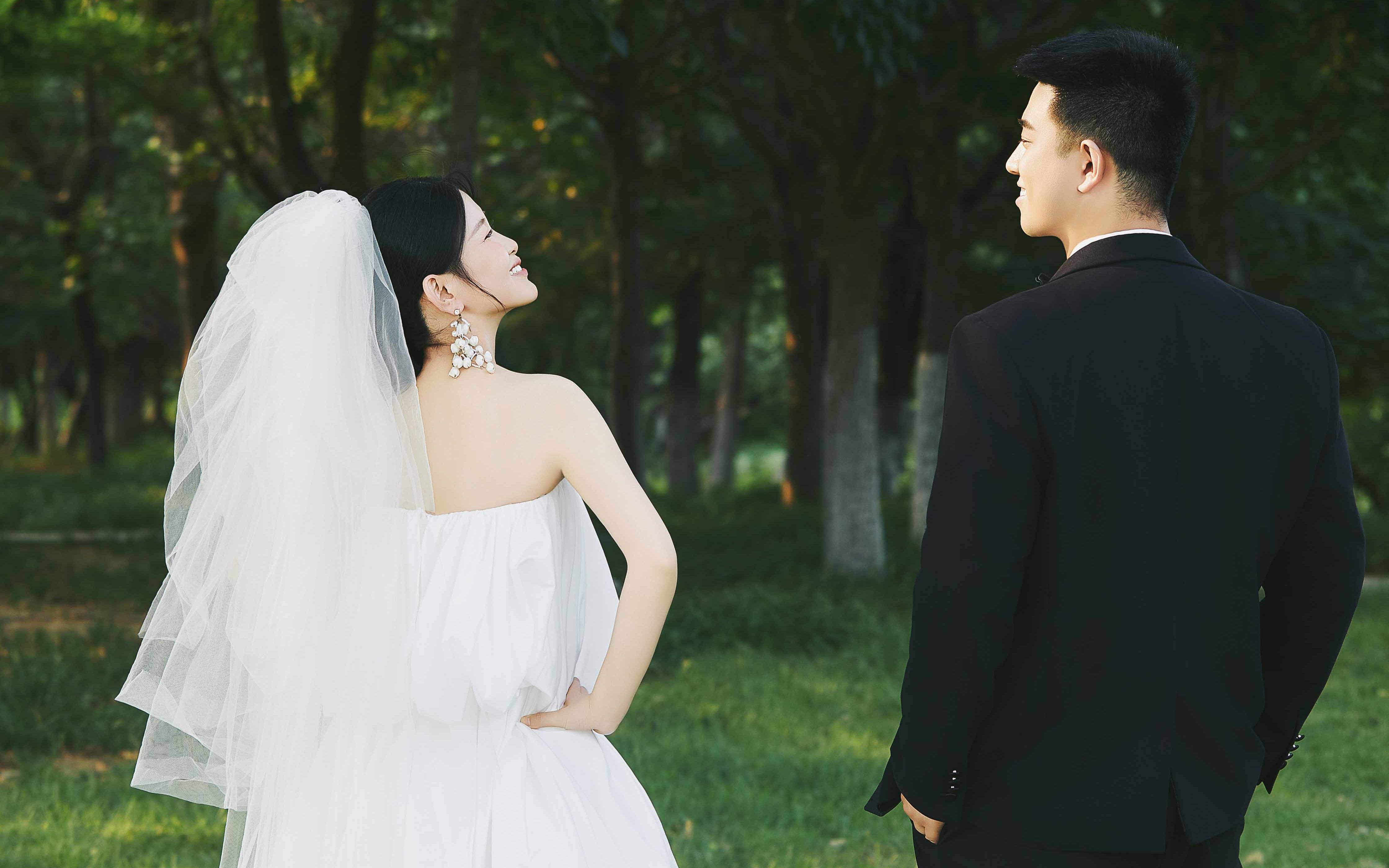 踩着青草，走向名为 “我们” 的未来