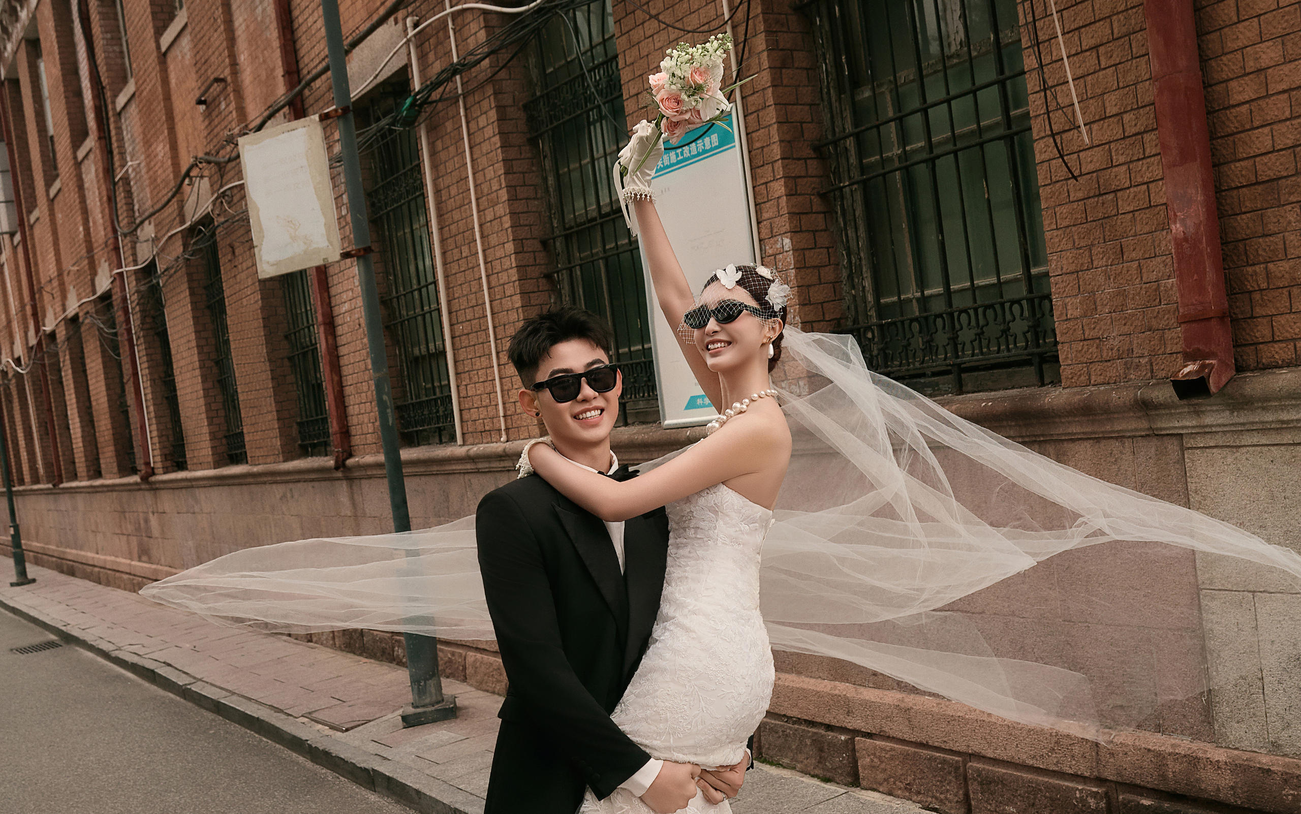 我們熱烈自由!活人感甜酷婚紗照超有氛圍