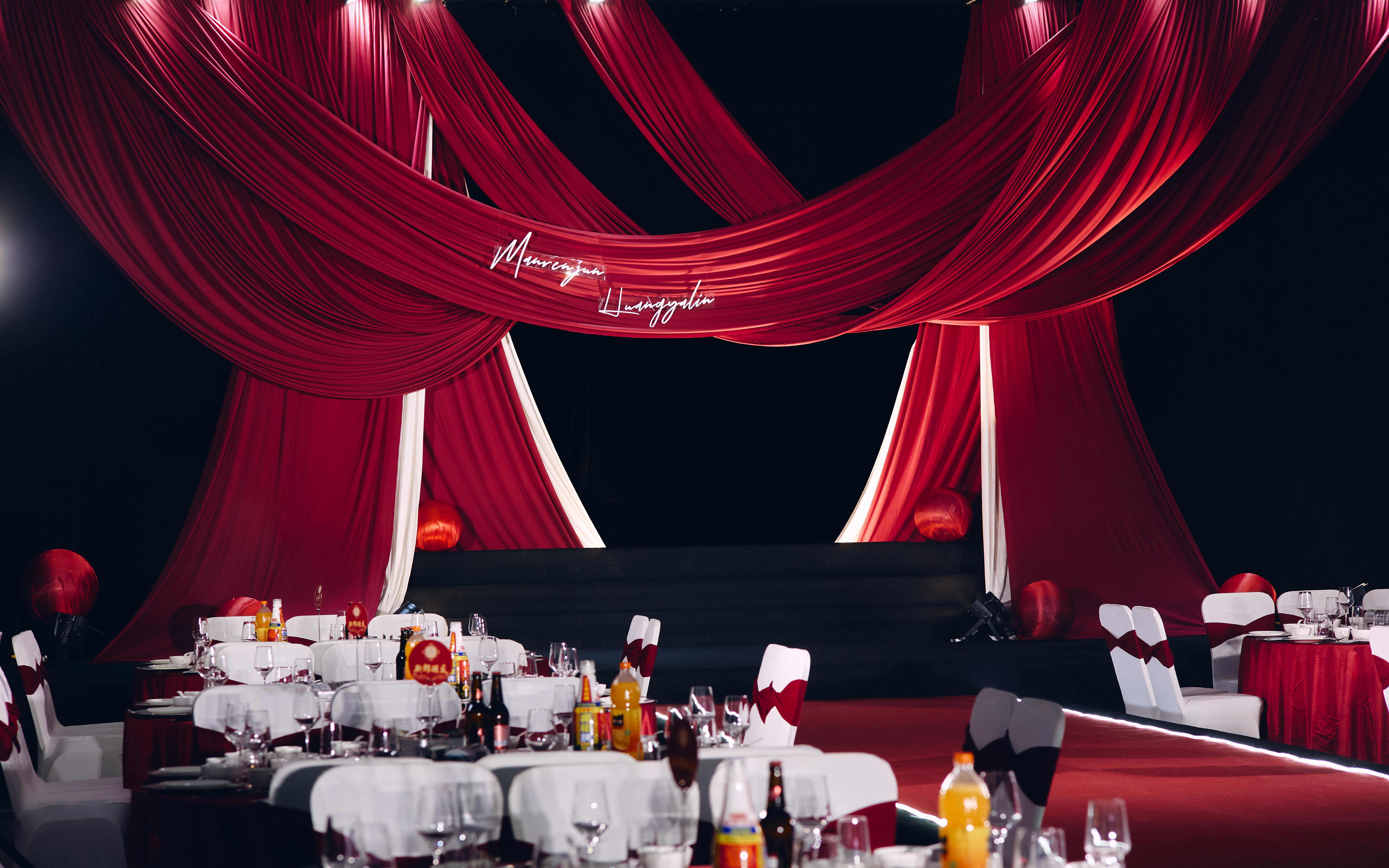 布幔維落，愛不止息丨紅色的布幔婚禮