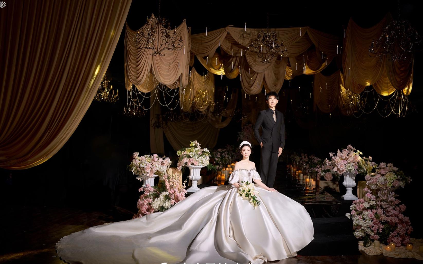 香檳粉系布幔營造婚禮氛圍