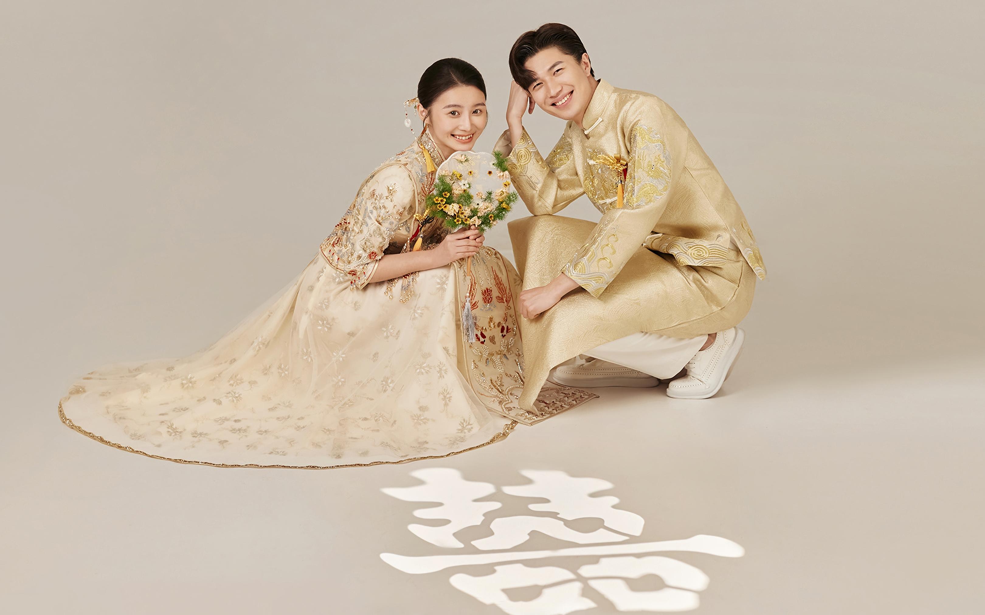 中式喜嫁婚纱照结合光影真是太甜啦！父母都说好看！
