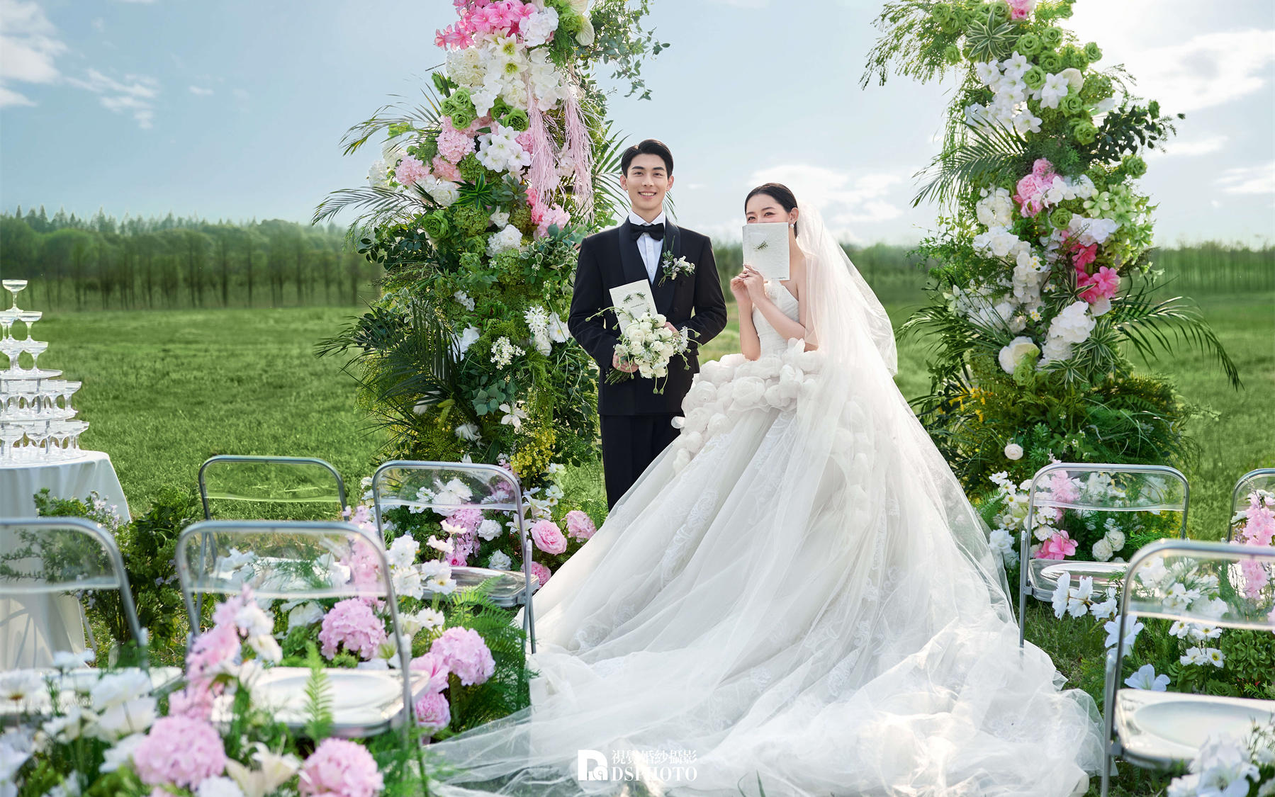 把草坪婚禮裝進(jìn)婚紗照里??儀式感拉滿的浪漫定格