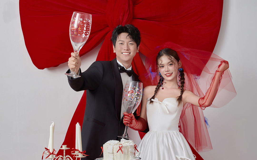 内景婚纱照｜俏皮可爱的大红色蝴蝶结 让人眼前一亮