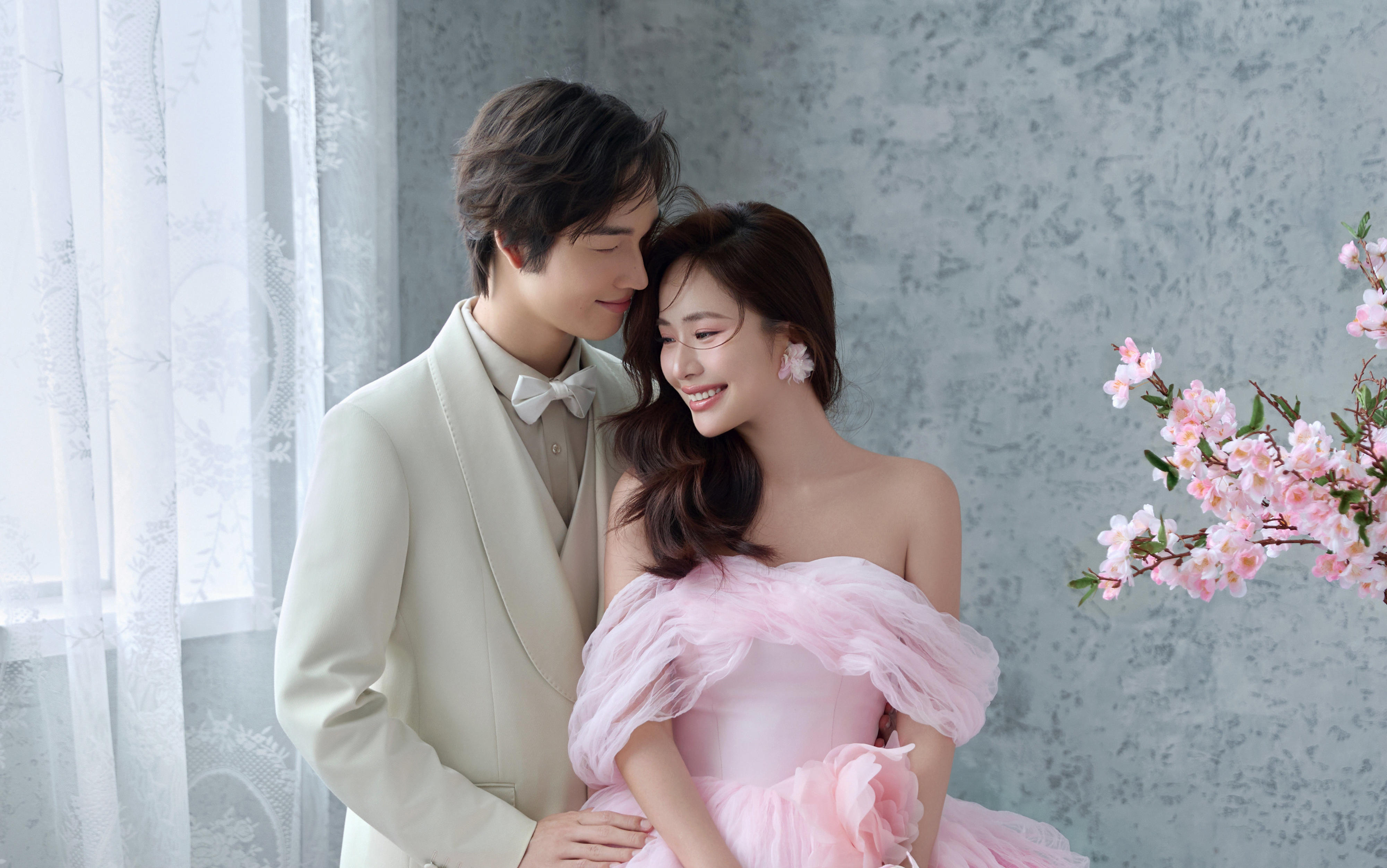 一眼心动的粉色油画复古风婚纱照