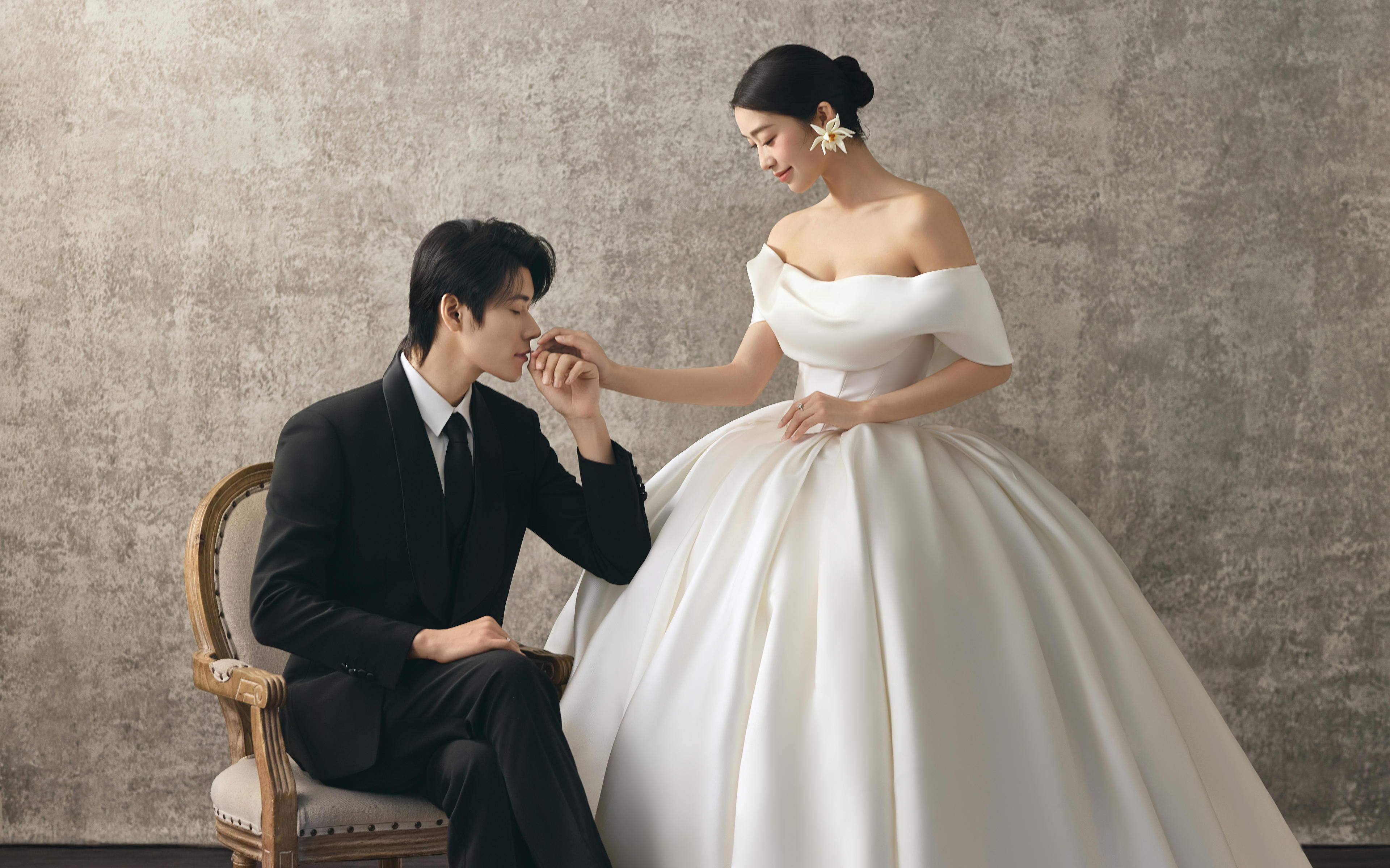 咋這么稀罕法式復(fù)古婚紗照呢??美到發(fā)光?