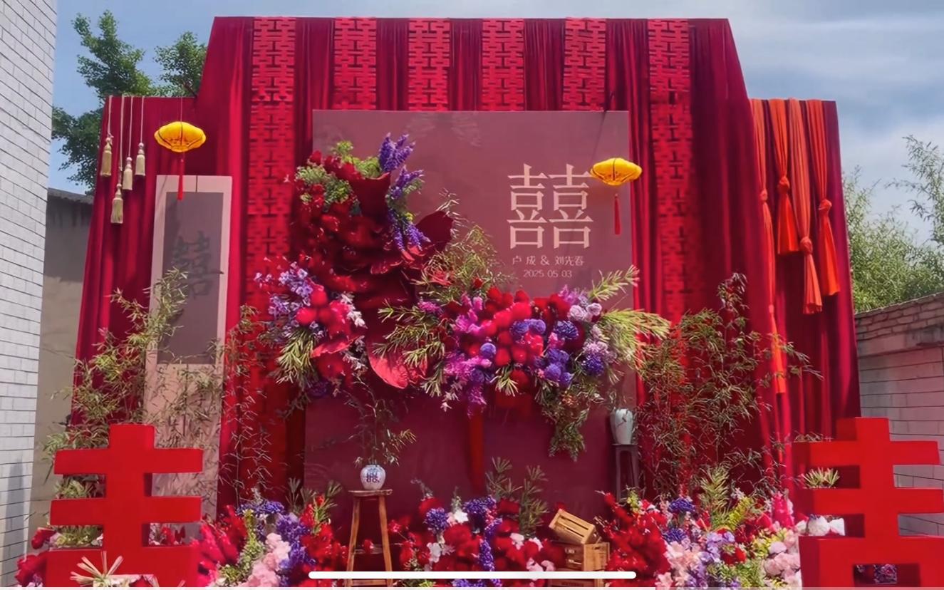 紅色挑高布縵庭院南洋風婚禮布置