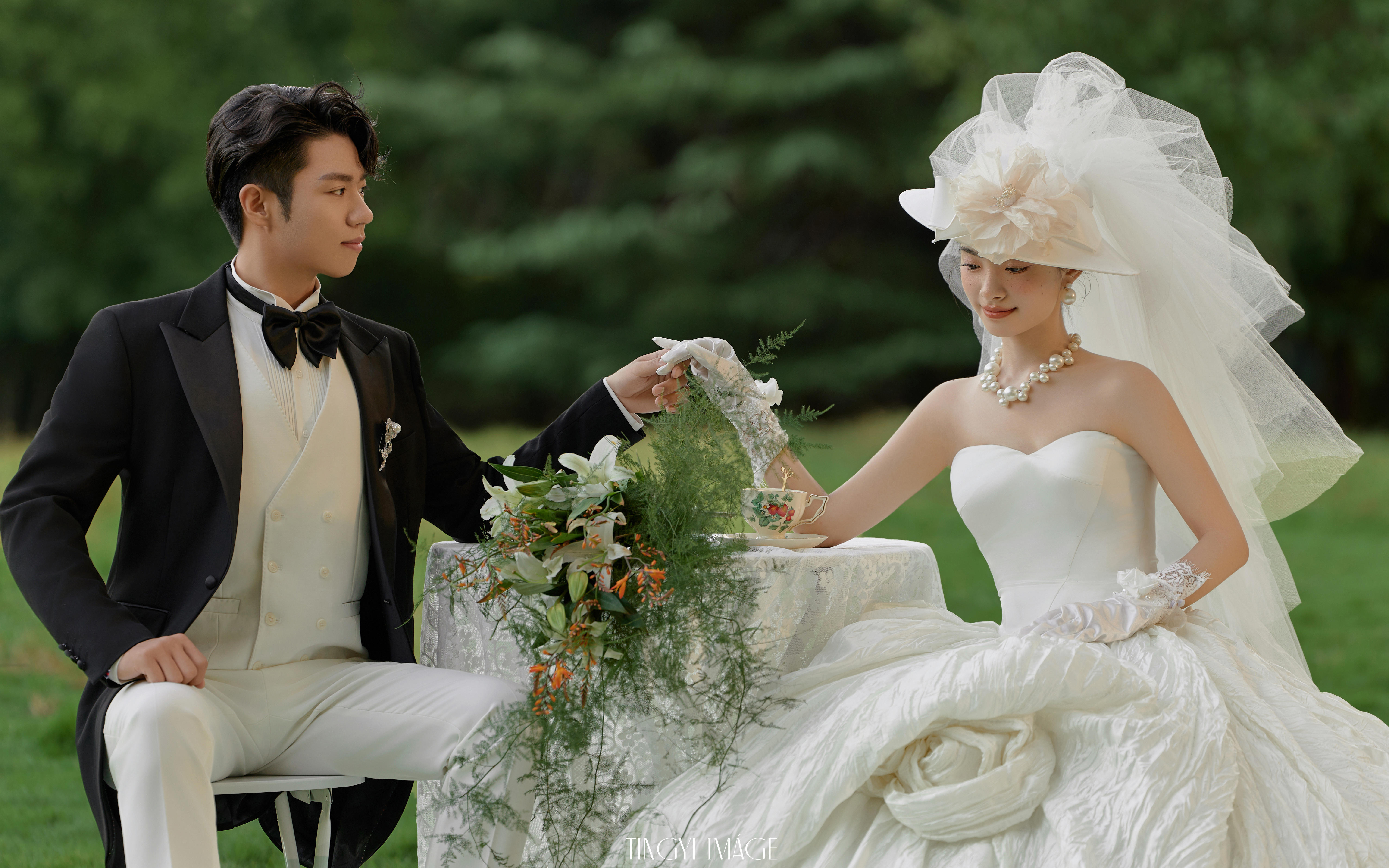 草坪鎏金詩行?婚紗蘸著晚風(fēng)，寫就法式浪漫的繾綣婚