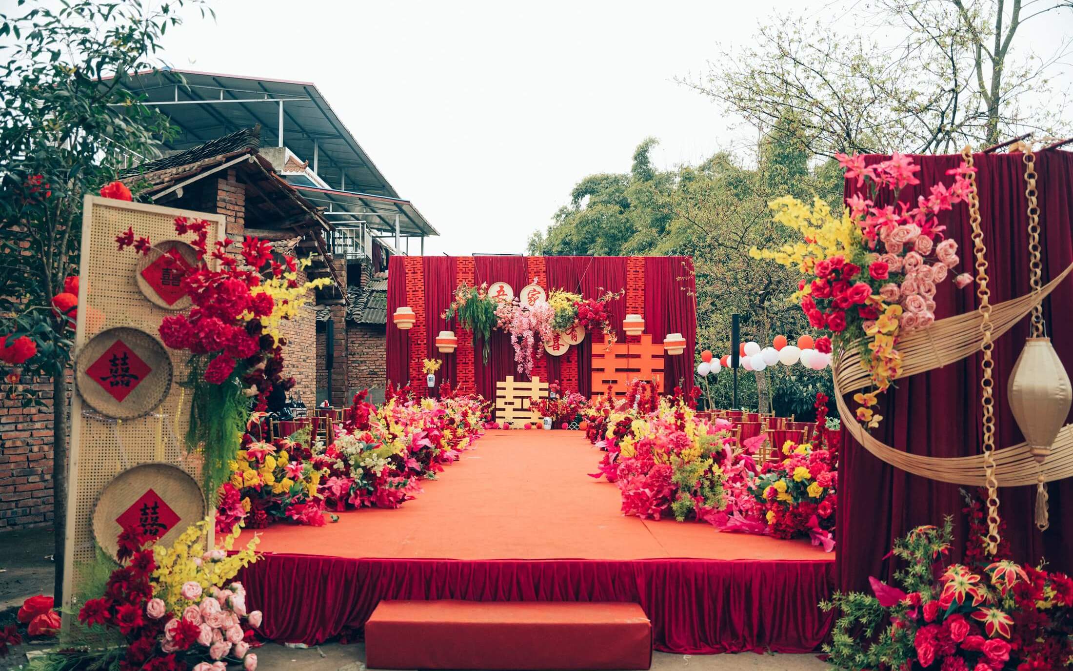 農(nóng)村紅色布幔庭院婚禮