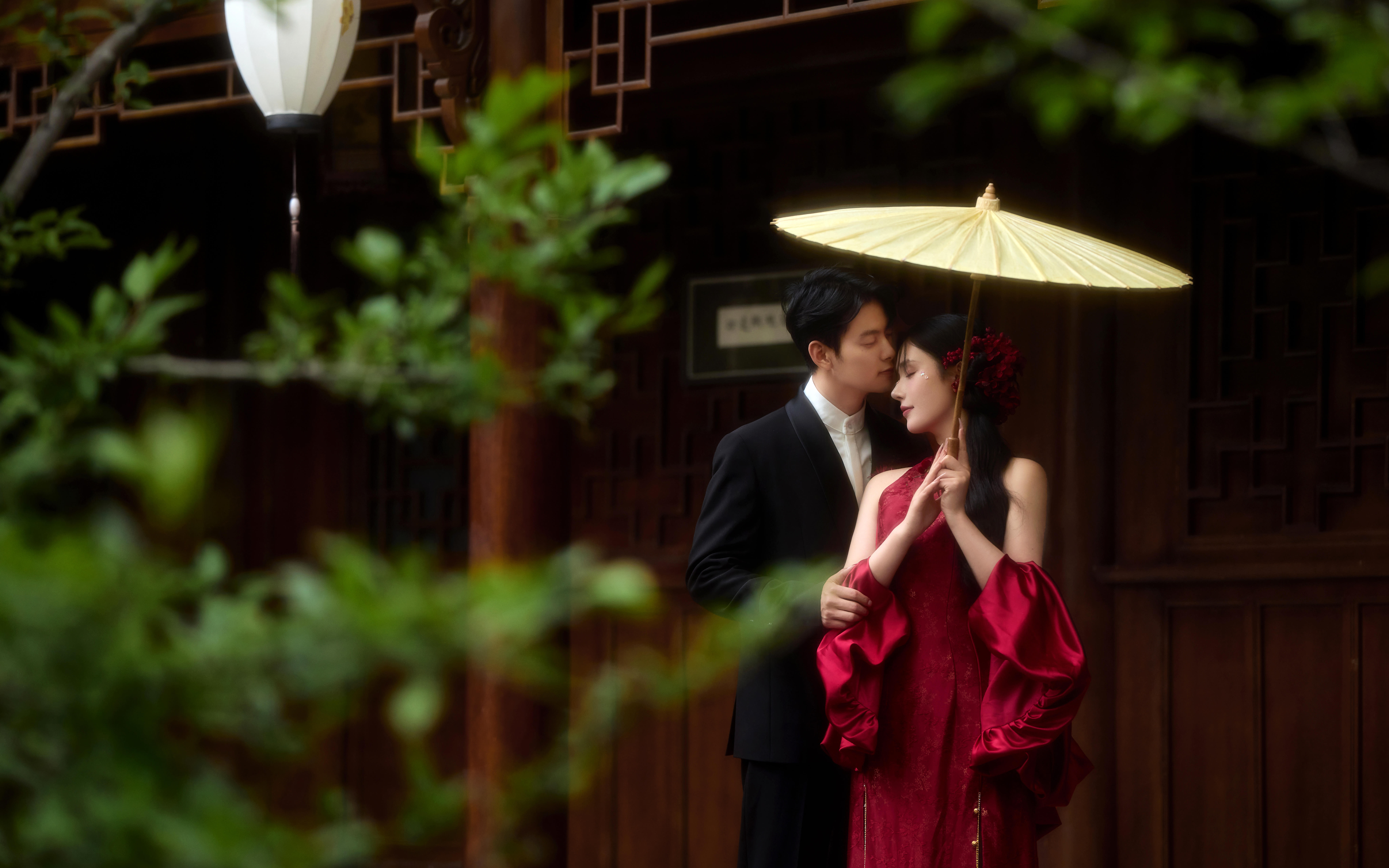 一袭红衣尽芳华❣️红色园林婚纱照真的很惊艳