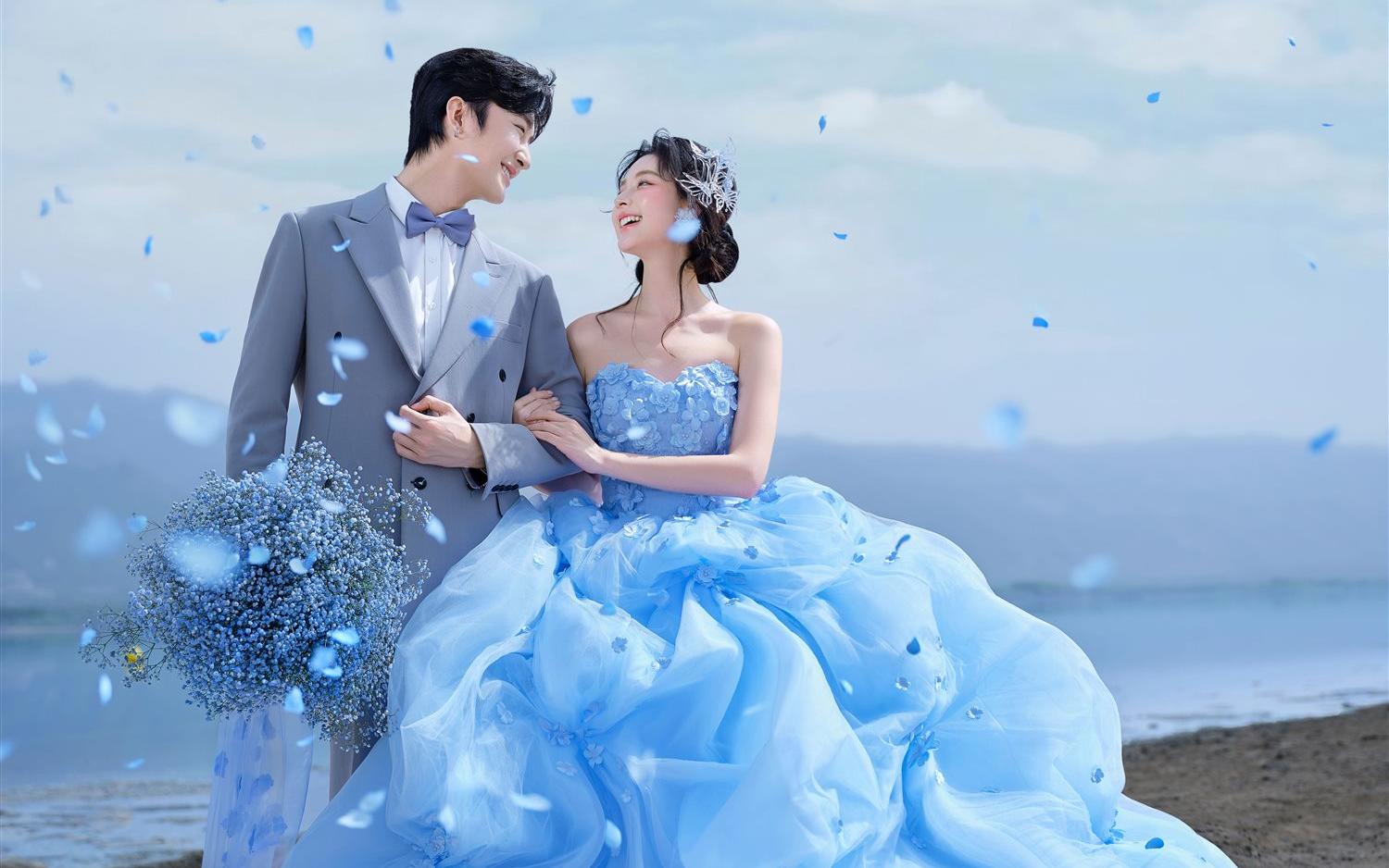 藍(lán)色花神?與海邊夕陽(yáng)碰撞的婚紗照好美