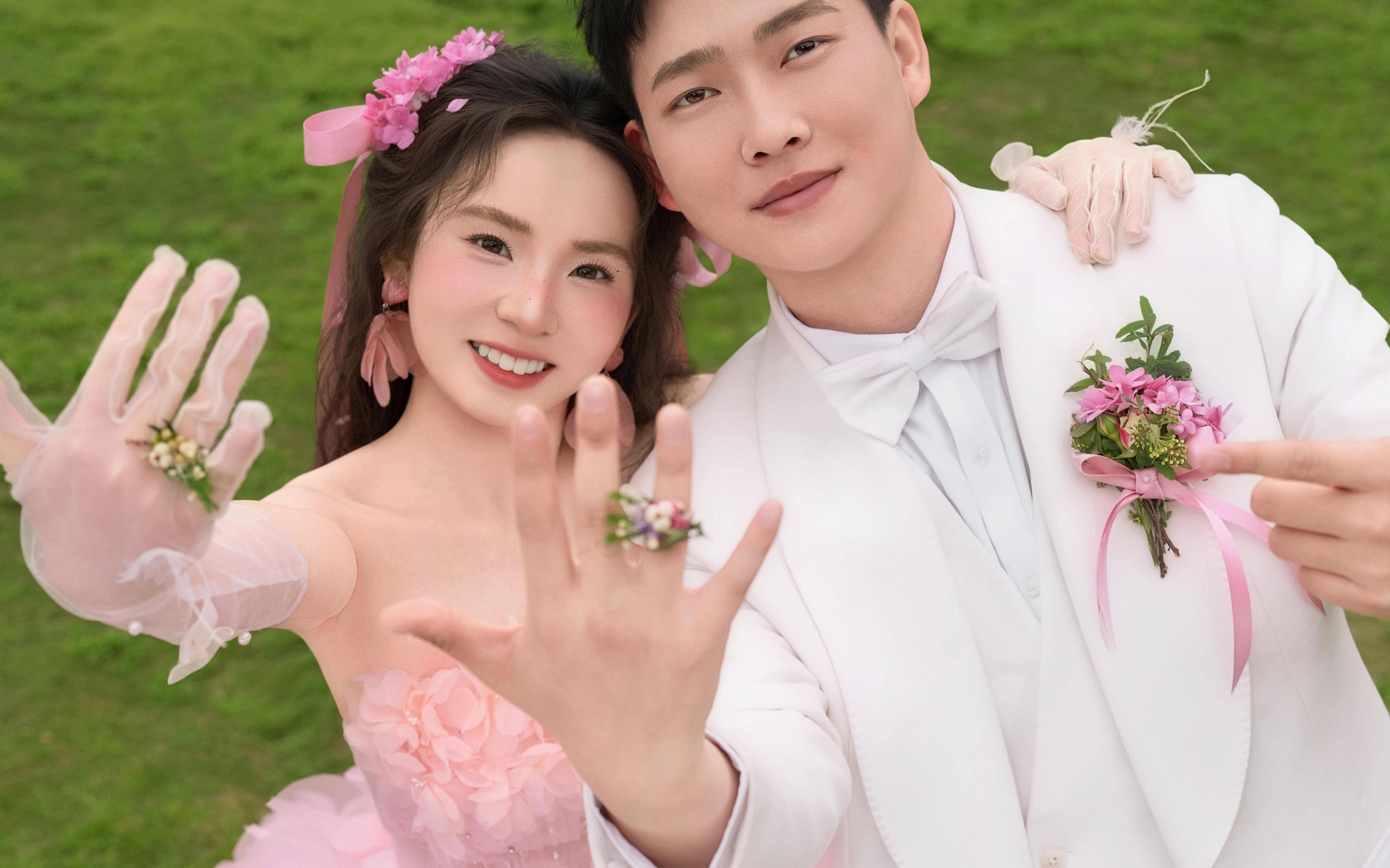 粉色草坪森系婚纱照