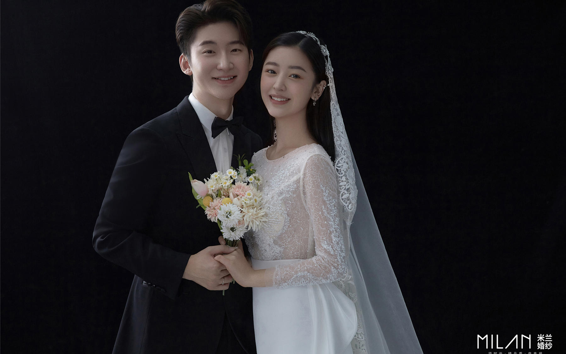 黑背景+蕾絲頭紗=氛圍感天花板