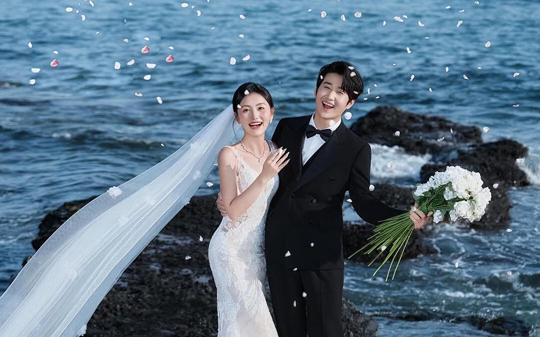 氛围感之神❗️海景礁石婚纱照共绘浪漫