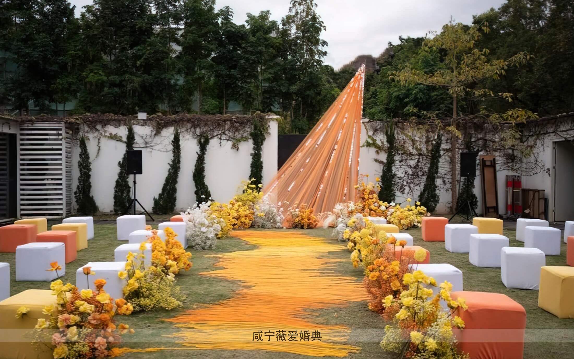 橙色系户外彩虹线小众草坪婚礼