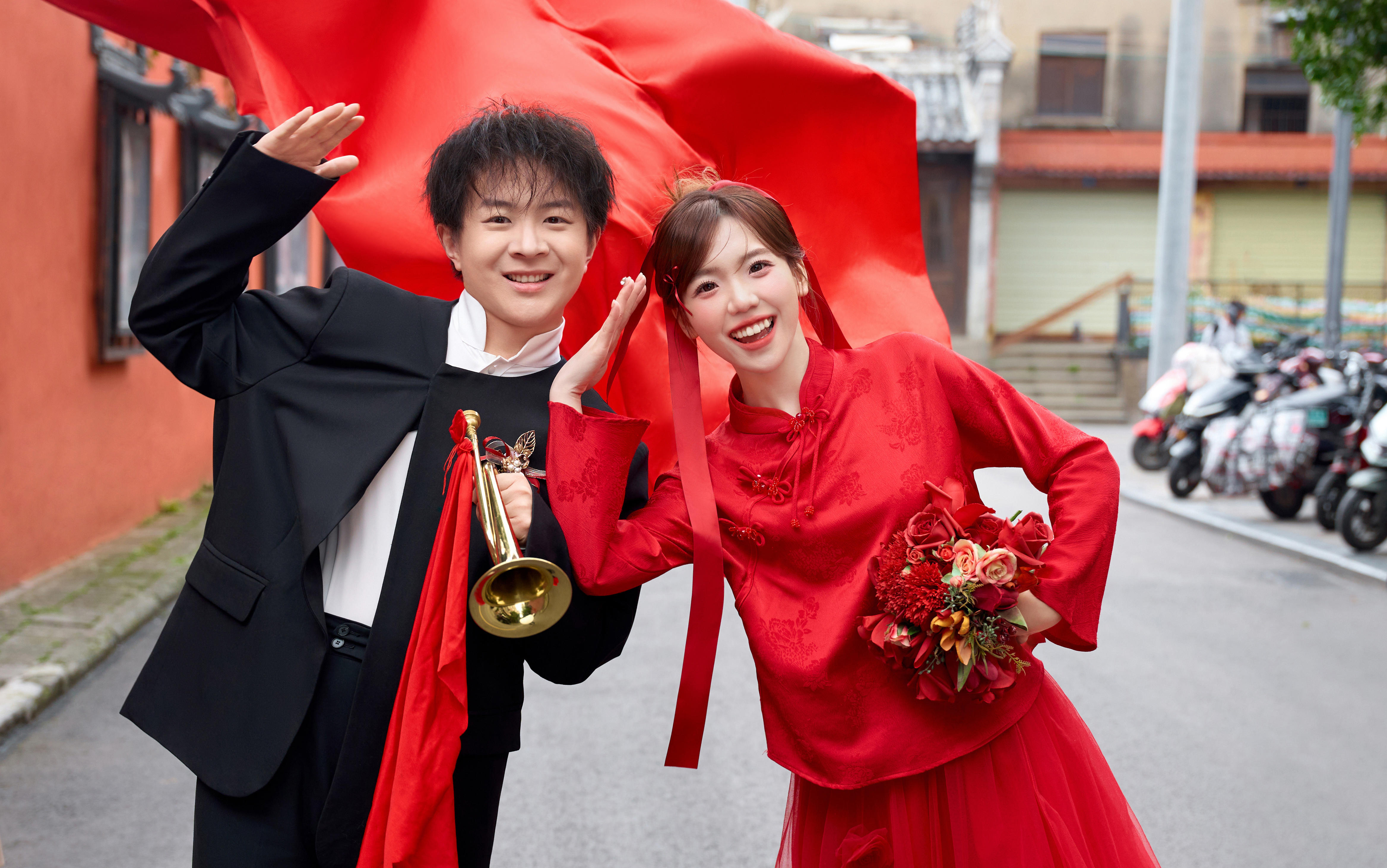 被追着问的中国红喜嫁婚纱照❗️山城小欢喜