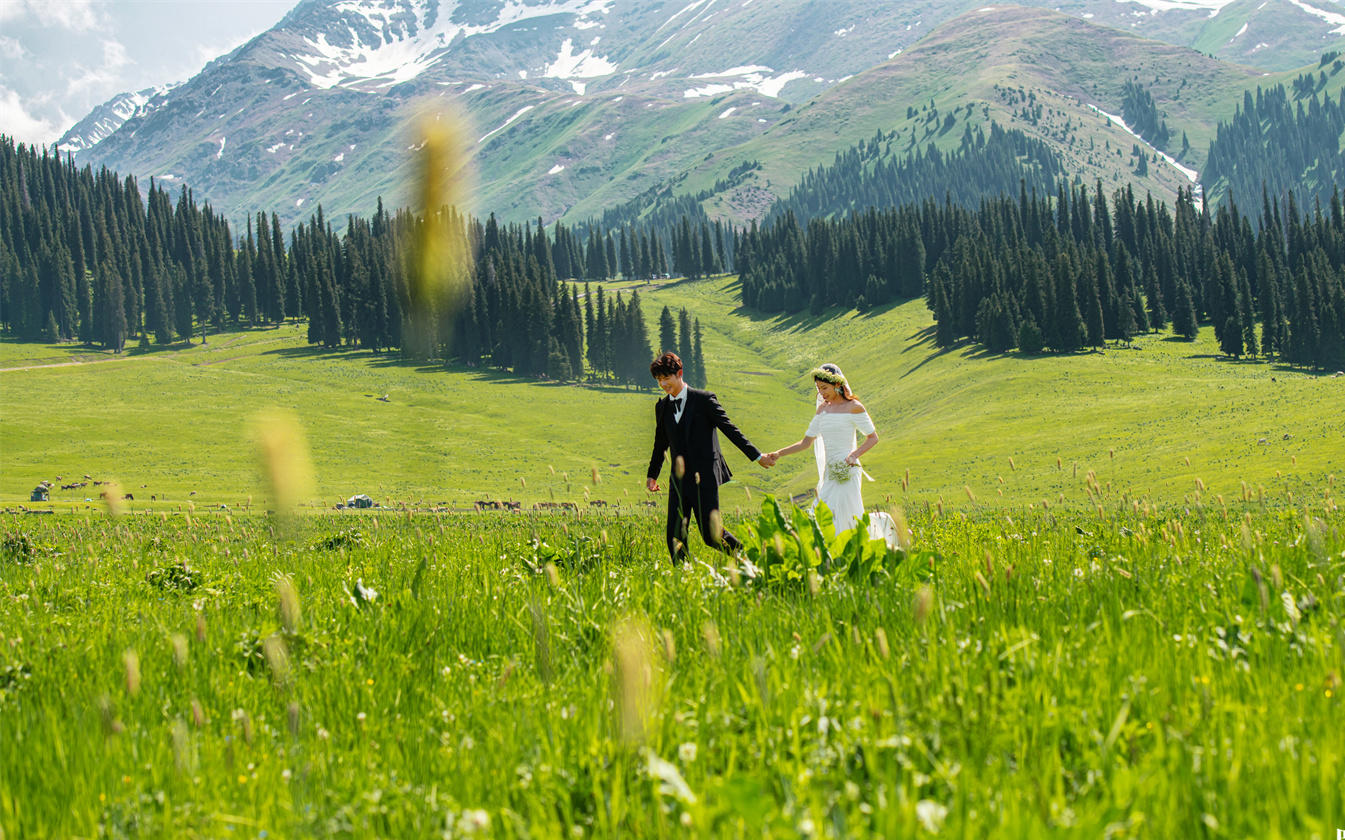 ???新疆那拉提婚紗照｜真的美成壁紙啦！