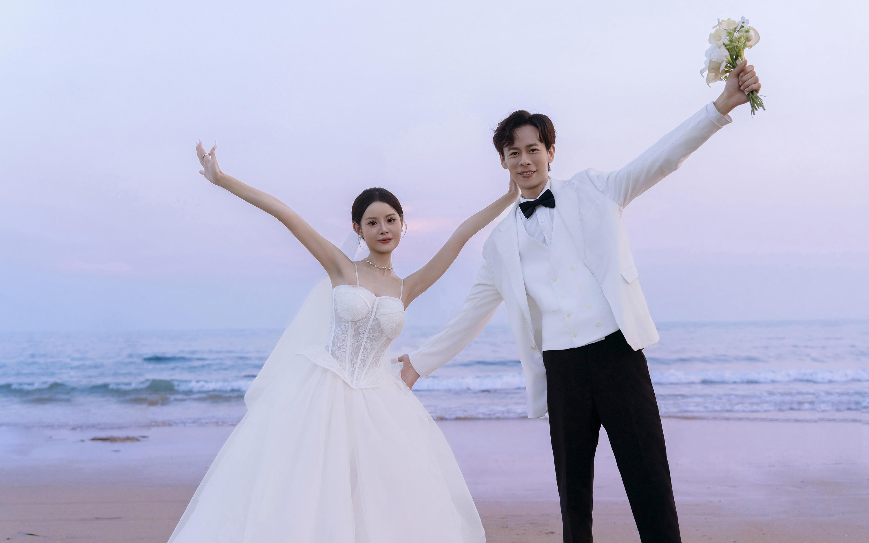 客片｜高级小众的静谧蓝色调海边婚纱照