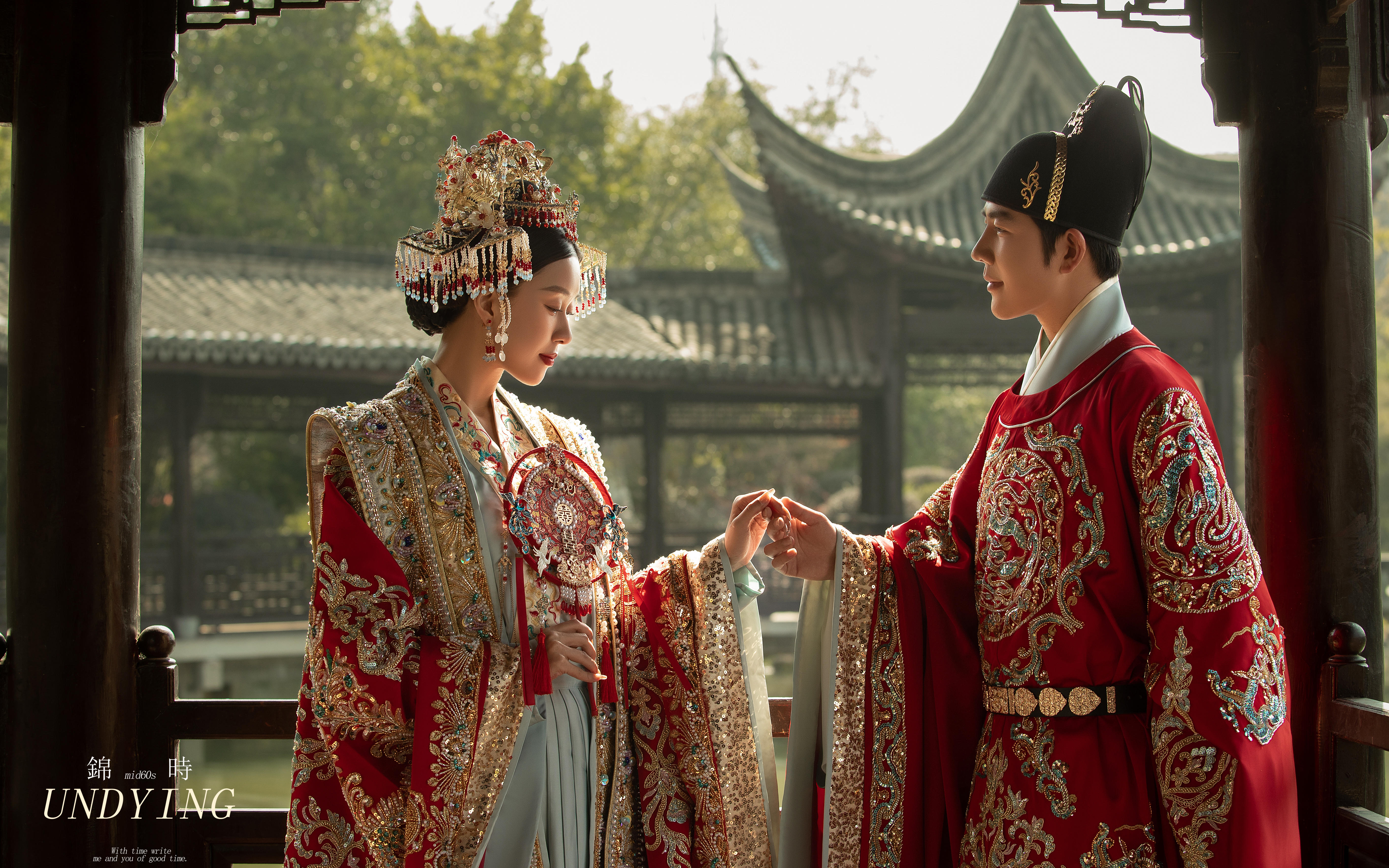 凤冠霞帔仪式感绝了❗汉服婚纱照真的好大气