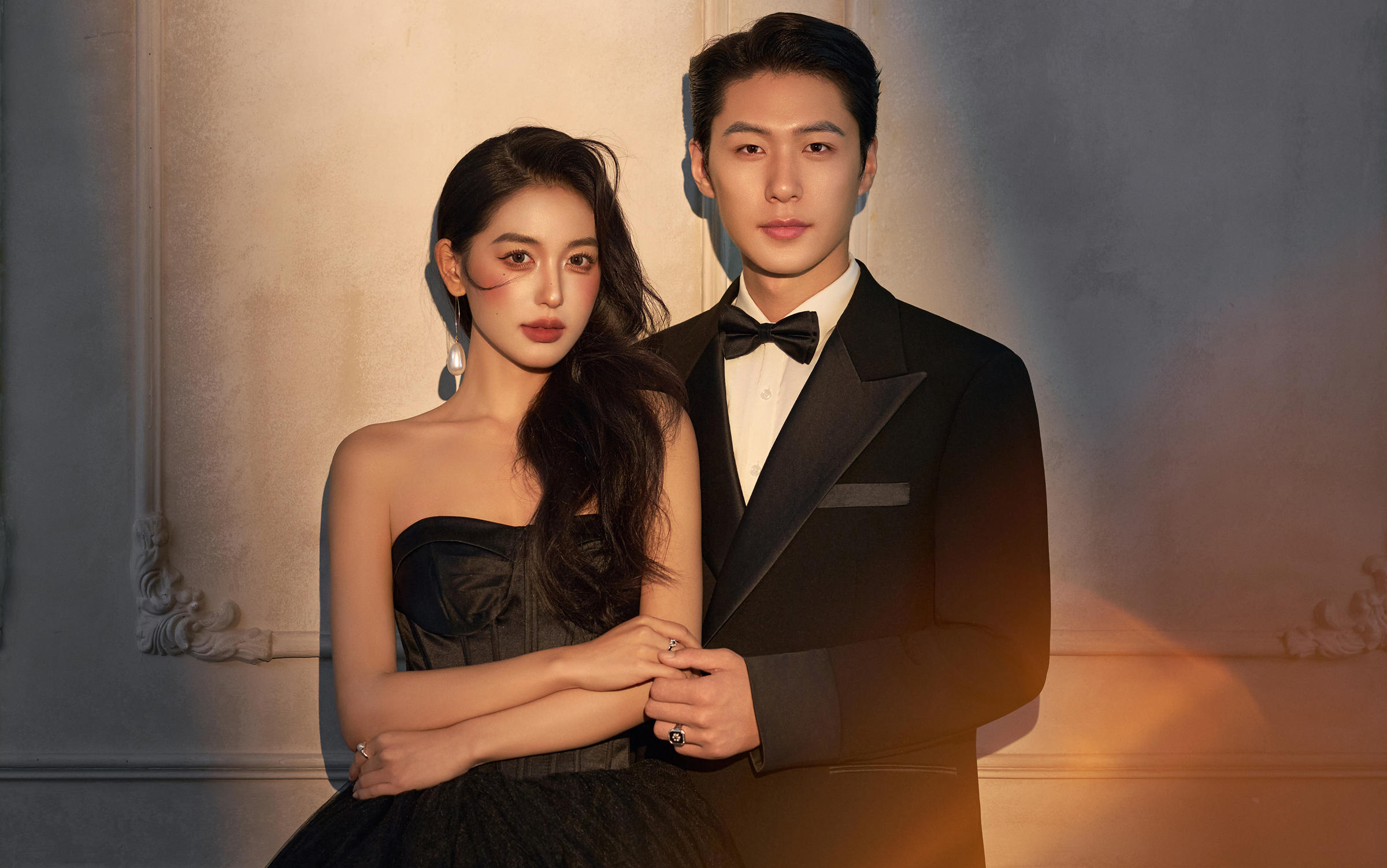 黑裙邂逅柔光灯影，飒美出圈，绘制专属浪漫