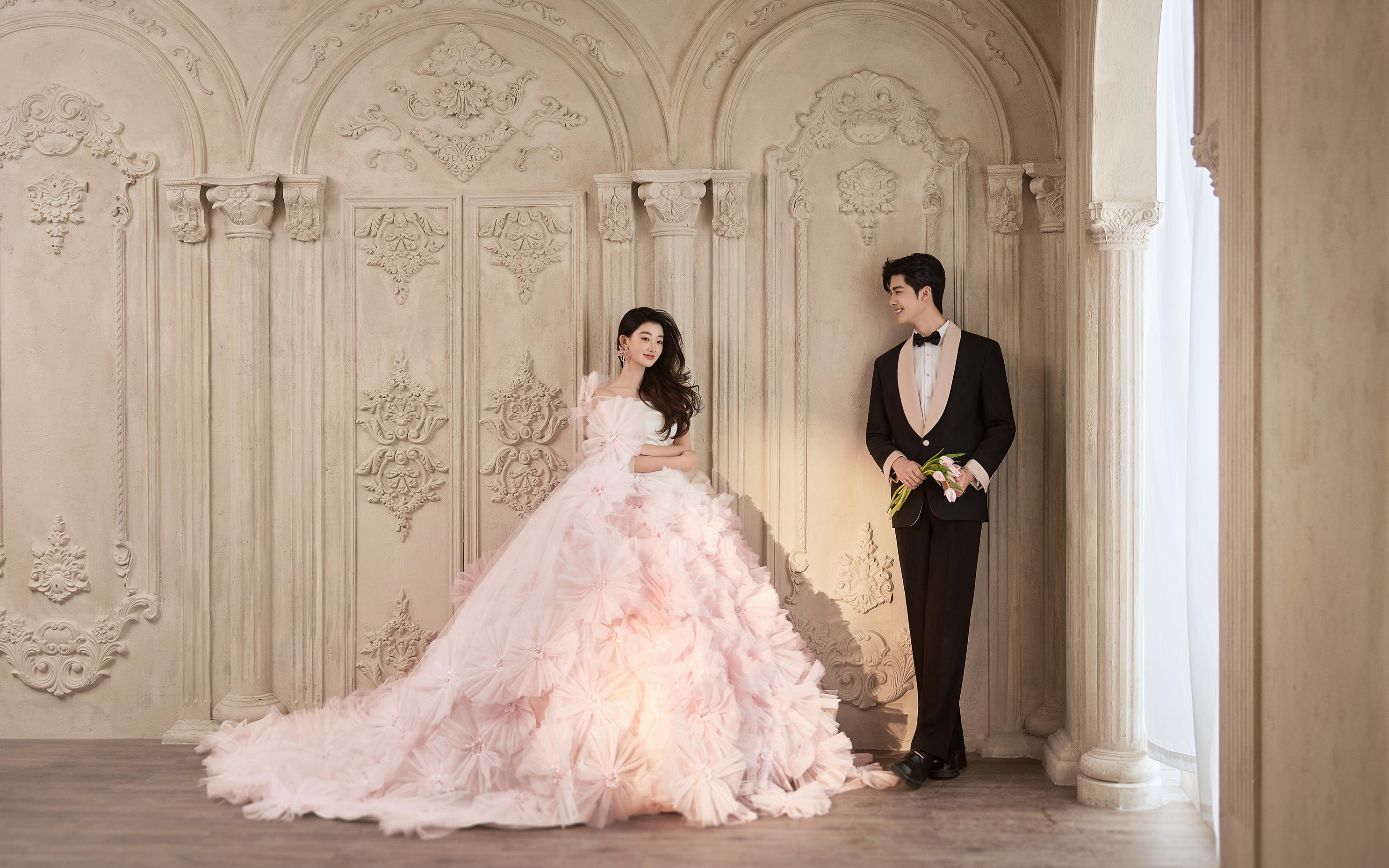 室內(nèi)輕奢唯美歐式粉裙婚紗照