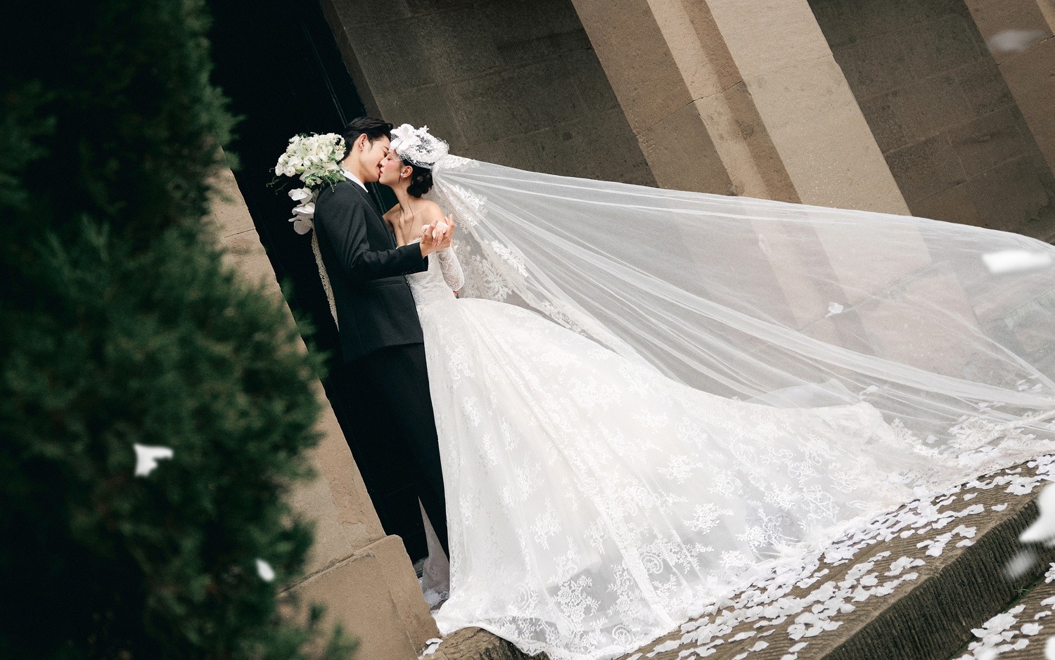 教堂花瓣婚纱照