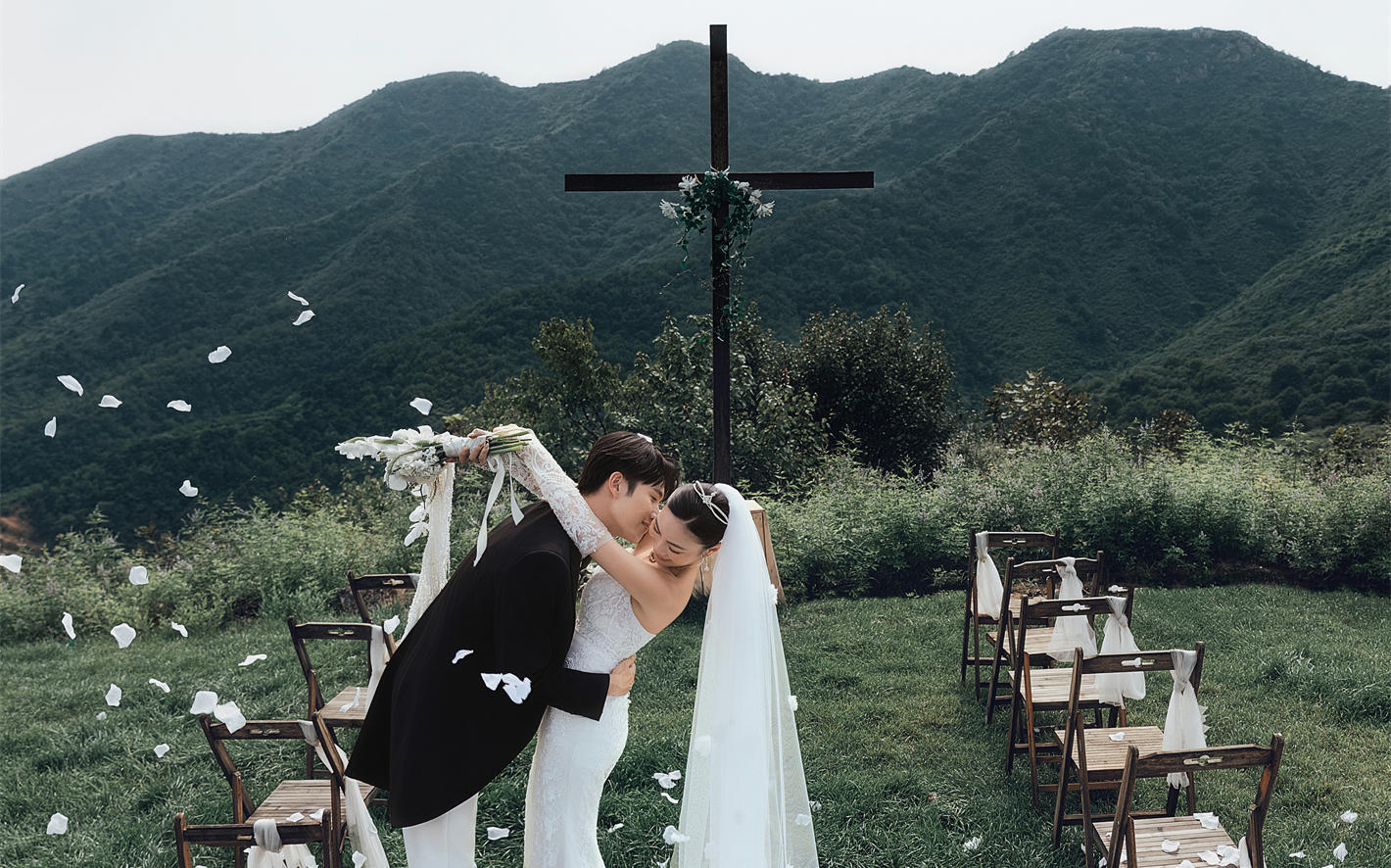 山頂草坪氛圍感婚紗照