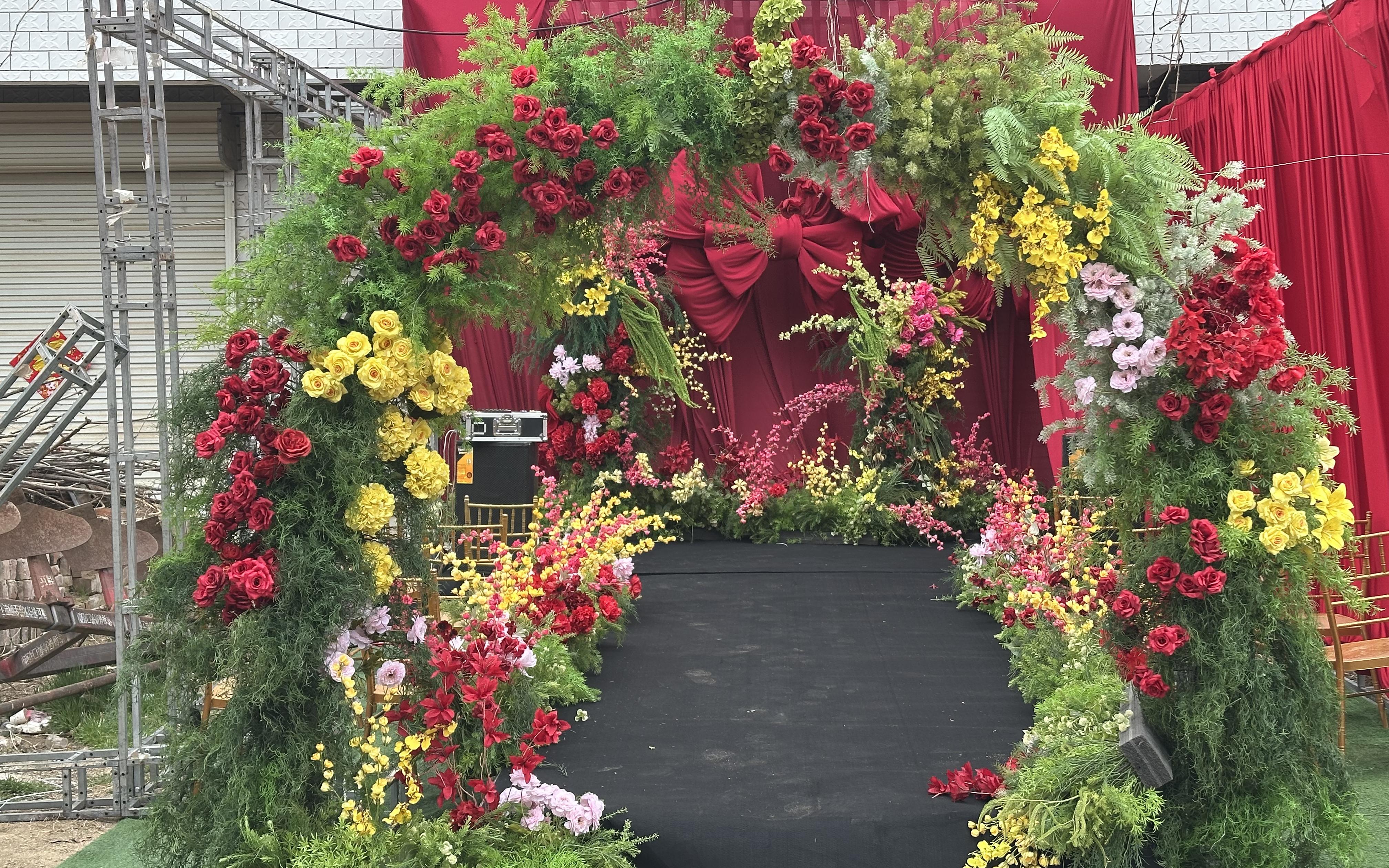 布幔元素融蝴蝶結(jié)設(shè)計(jì)，成今季視覺(jué)亮點(diǎn)