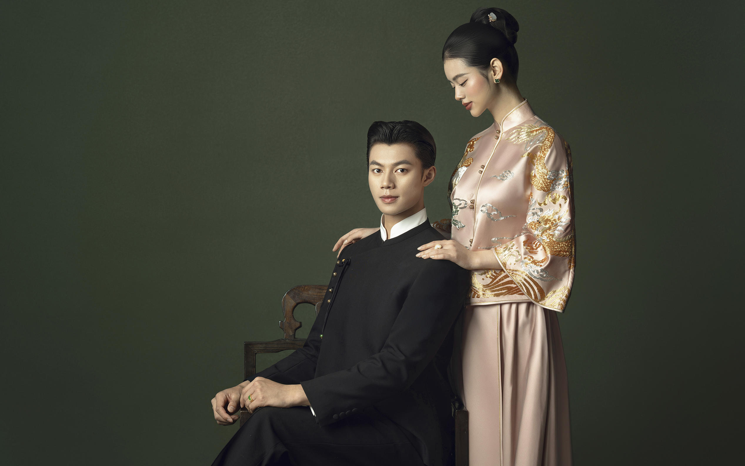 中式情愫藏于针脚，百年誓约见于眉眼。