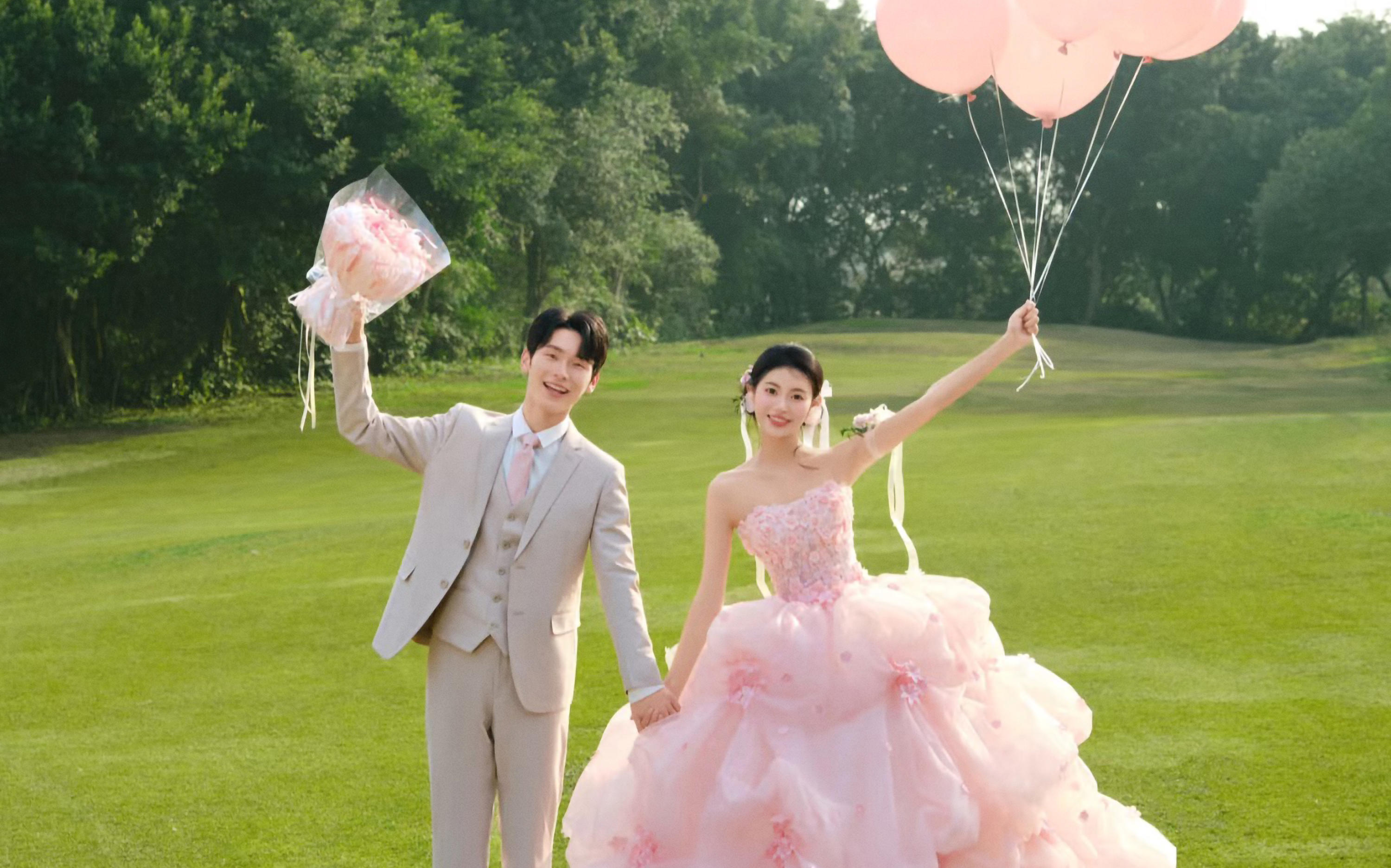 被花神吻过的森系草坪婚纱照🌸美到失语