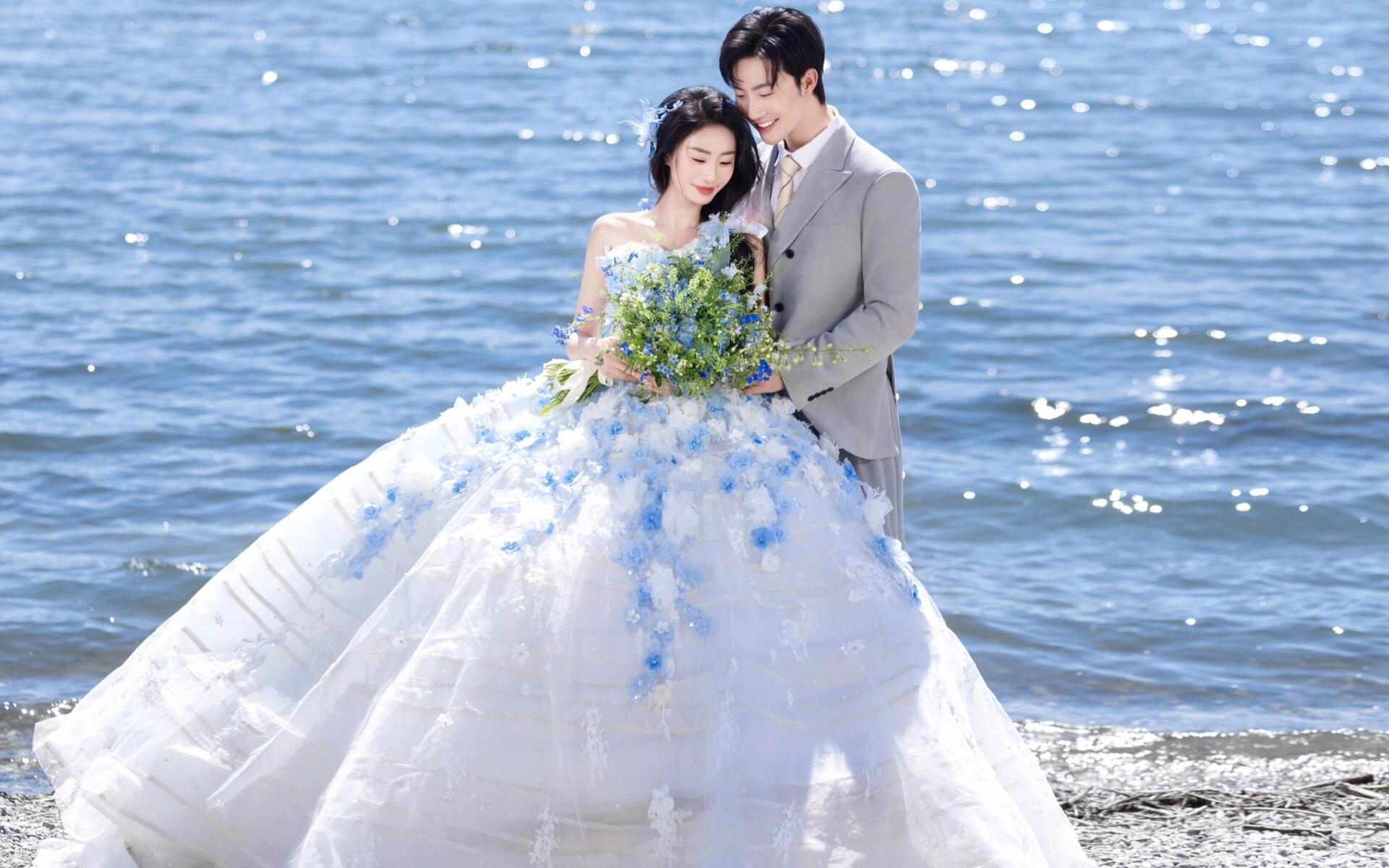 海边婚纱照｜把海风和爱意都穿在身上