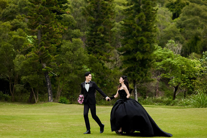 黑纱森系草坪婚纱照