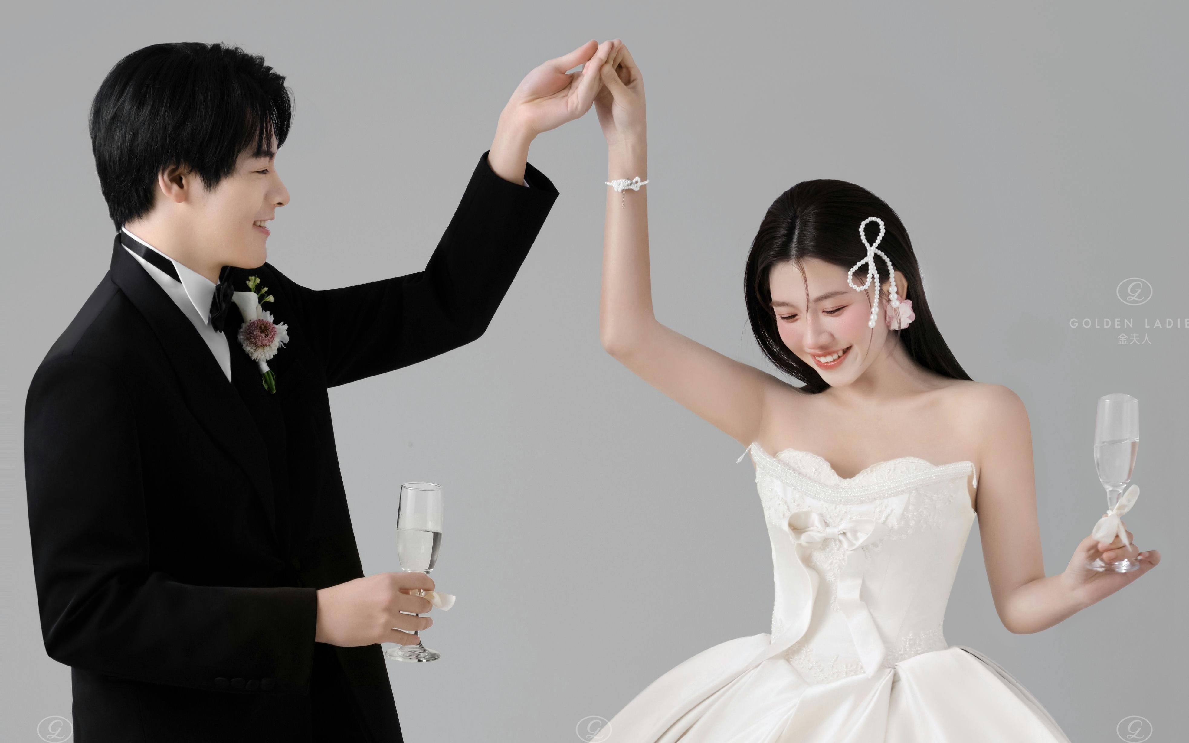 灰調(diào)白紗?甜到冒泡的婚照