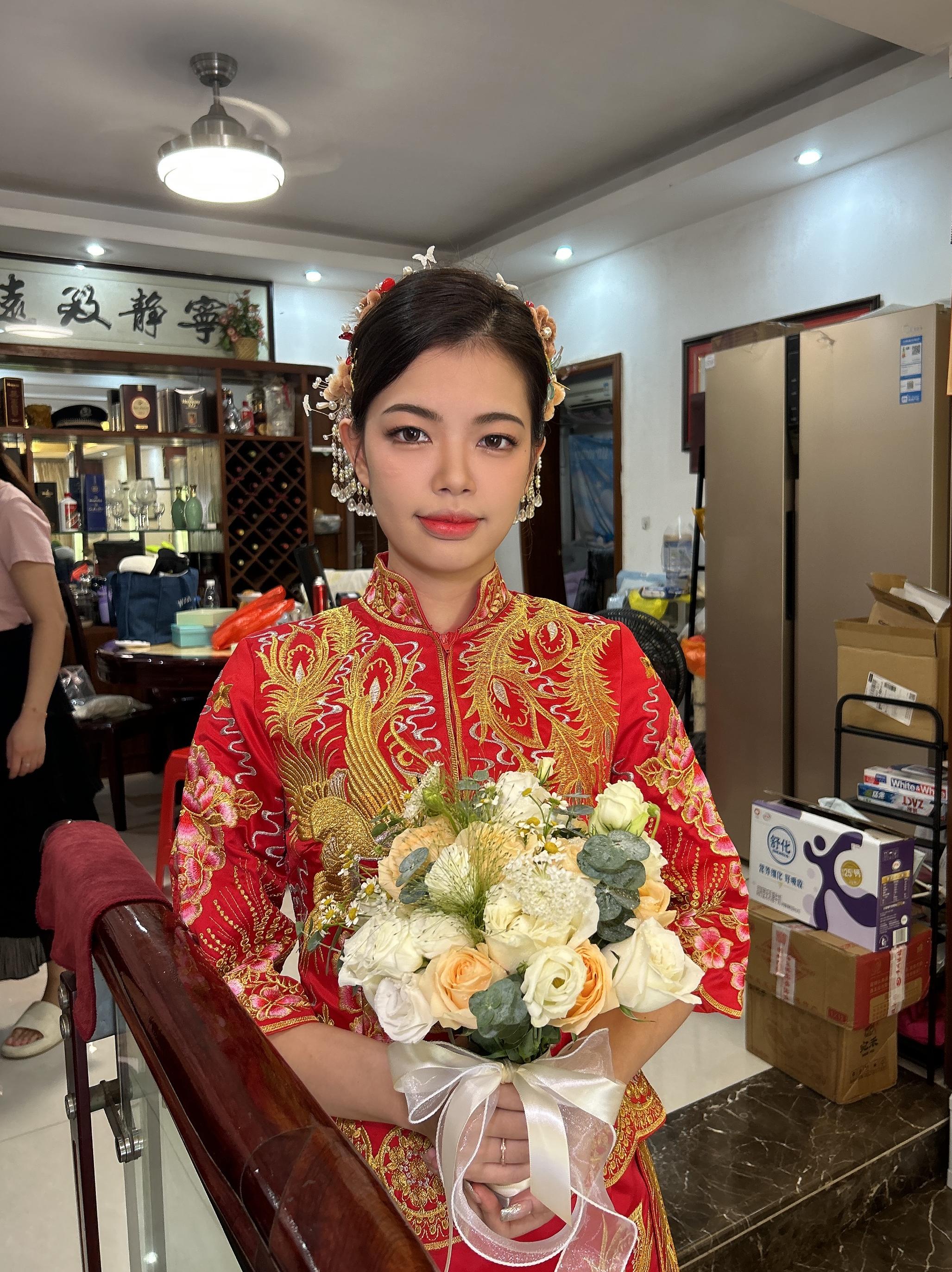 中式婚嫁妆造，妆造后自己用手机拍的，最真实的妆容