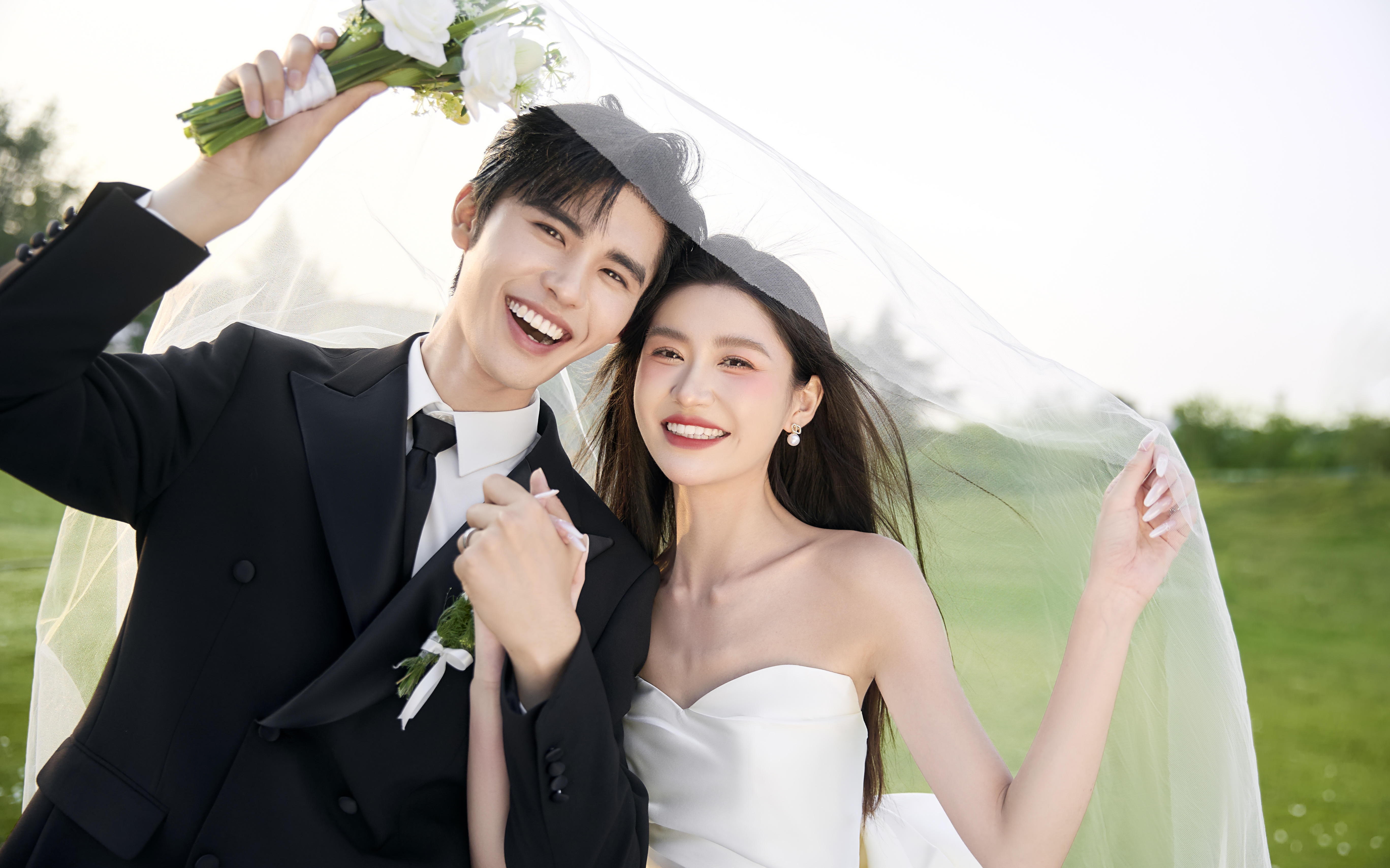 《草坪香槟塔下，我们的浪漫序章✨》—婚礼感婚纱照