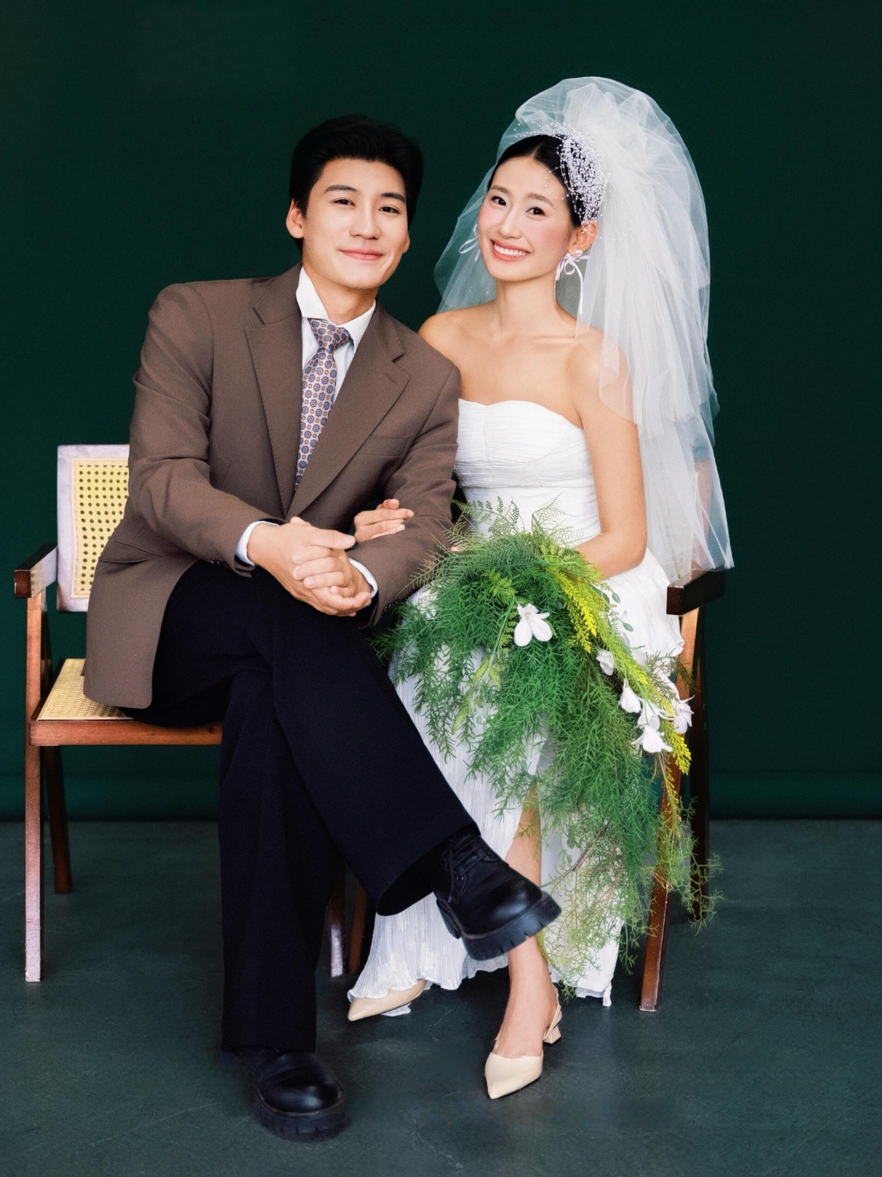 室内极简风婚纱照