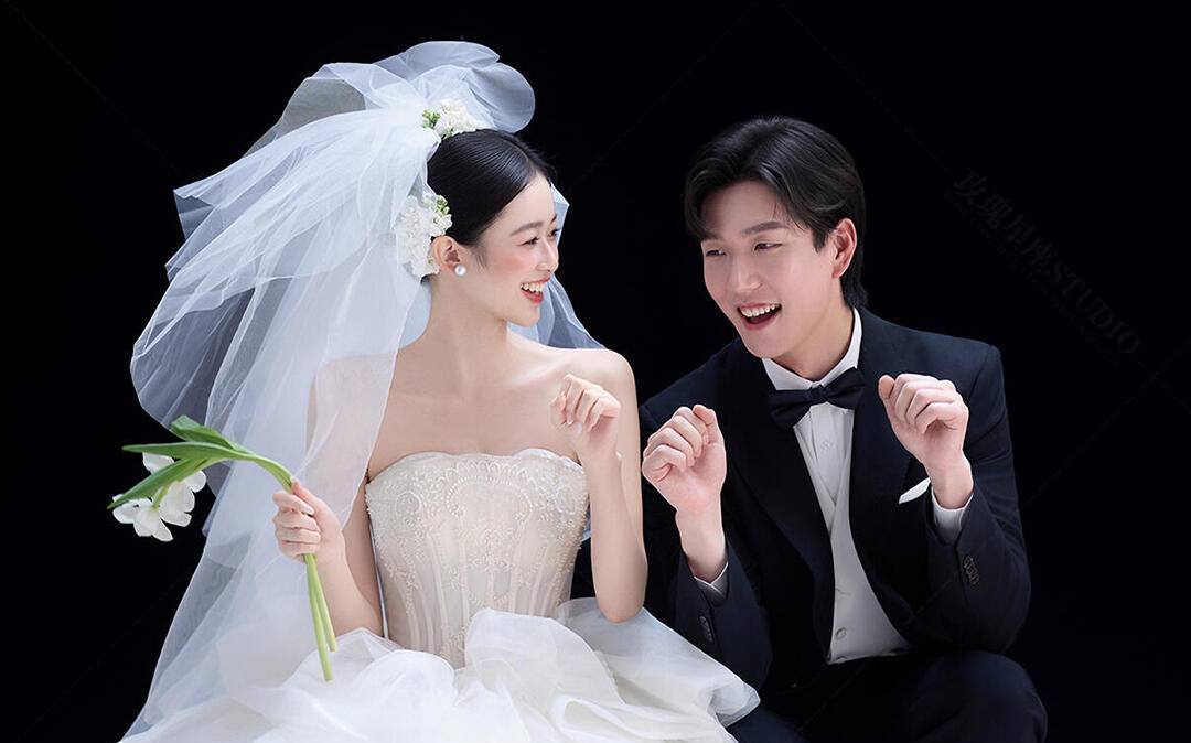 室內(nèi)黑底婚紗照 沒有花哨的背景 只有純粹的黑與白