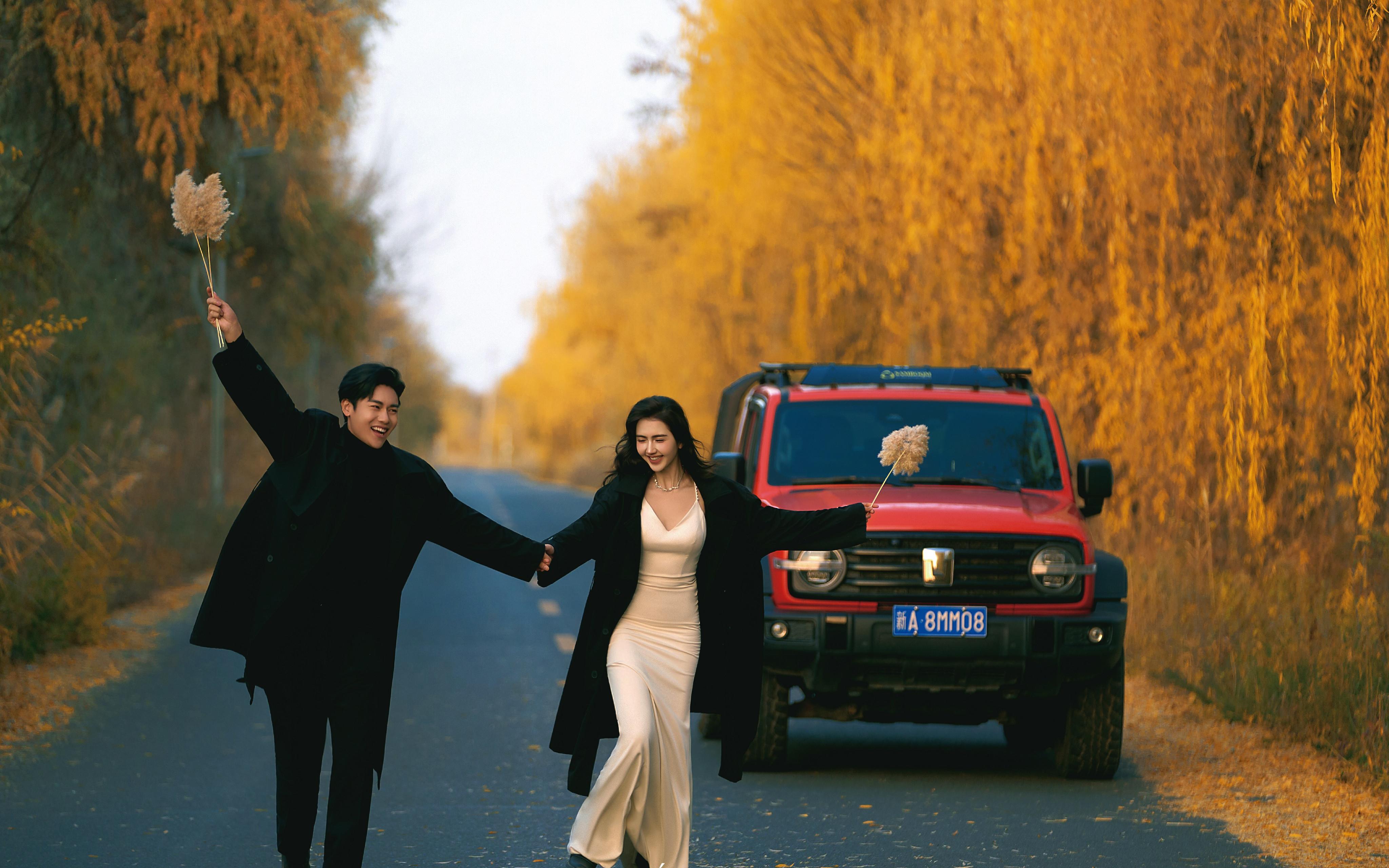 公路黑大衣白裙！酷飒封神🚗