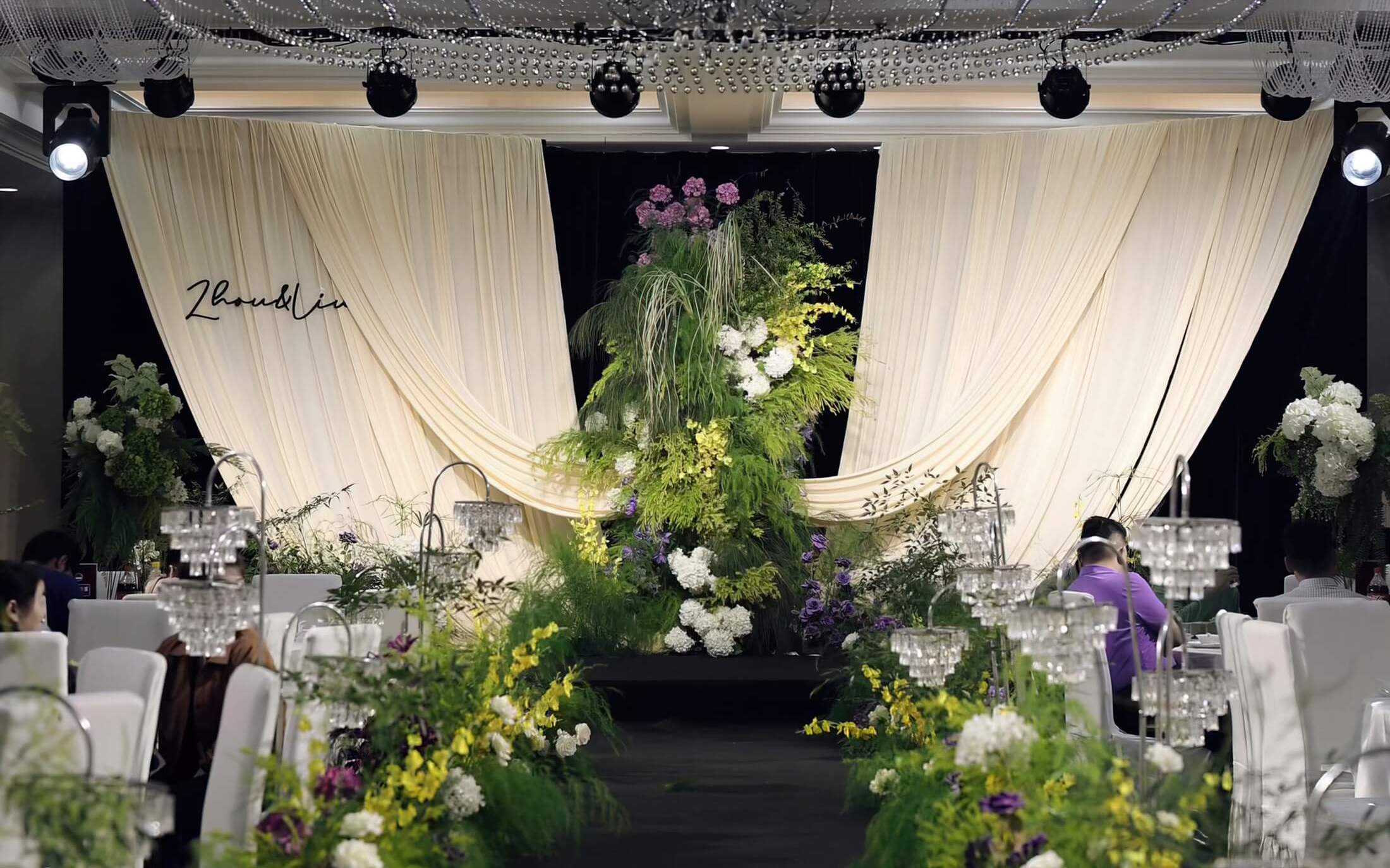 小厅1万+包四大的小预算香槟布幔韩式婚礼