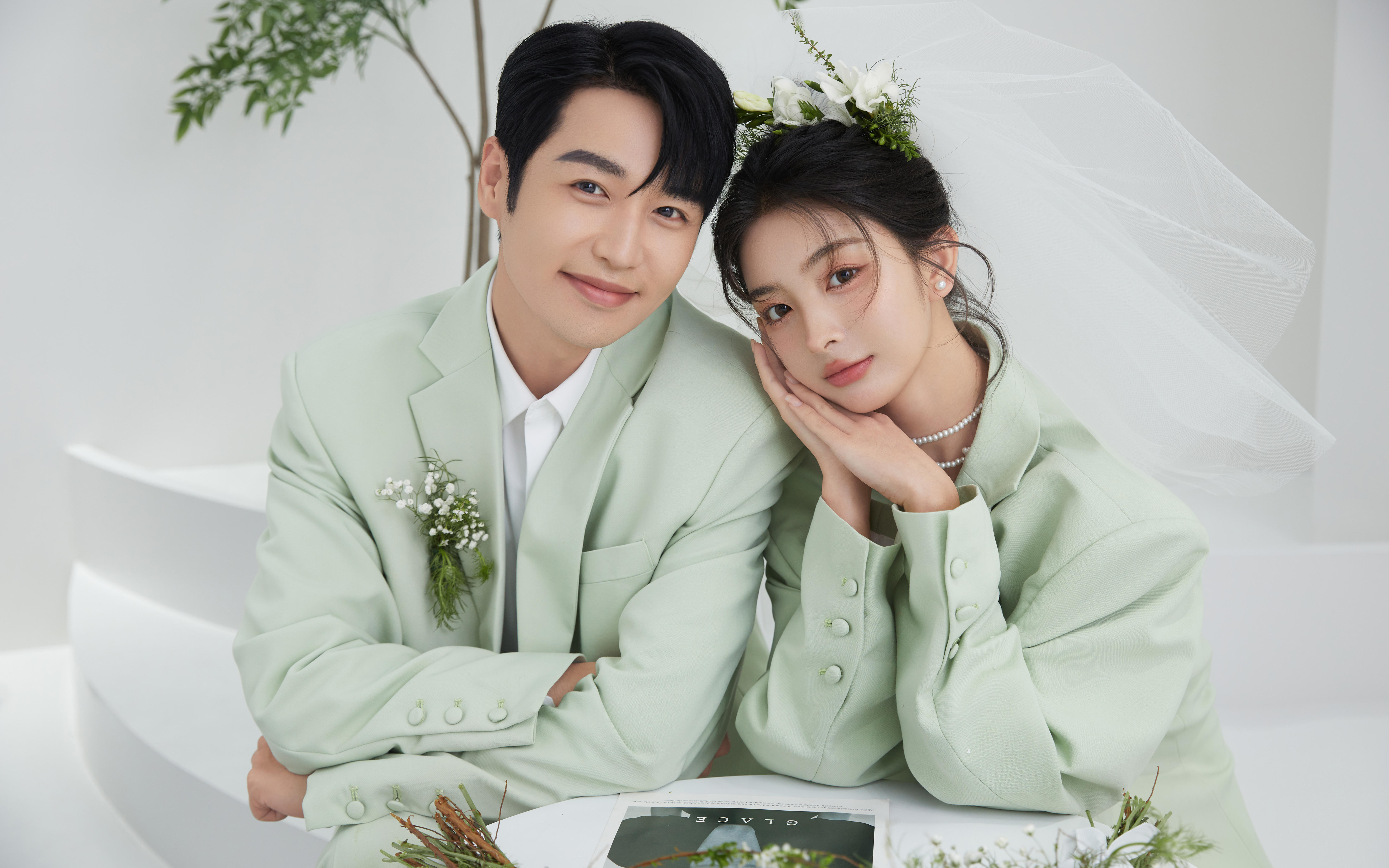 綠色西服颯爽出鏡，定格不被定義的婚照新風(fēng)格