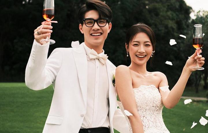 這一對(duì)太甜了！氛圍感拉滿～??草坪婚紗照
