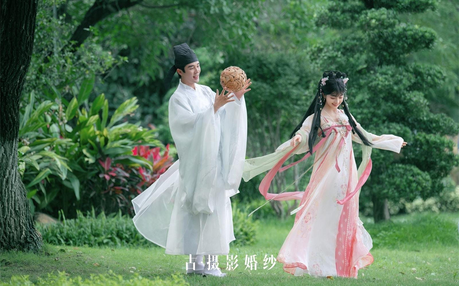 誤入藕花深處的意境美中式漢服婚紗照！
