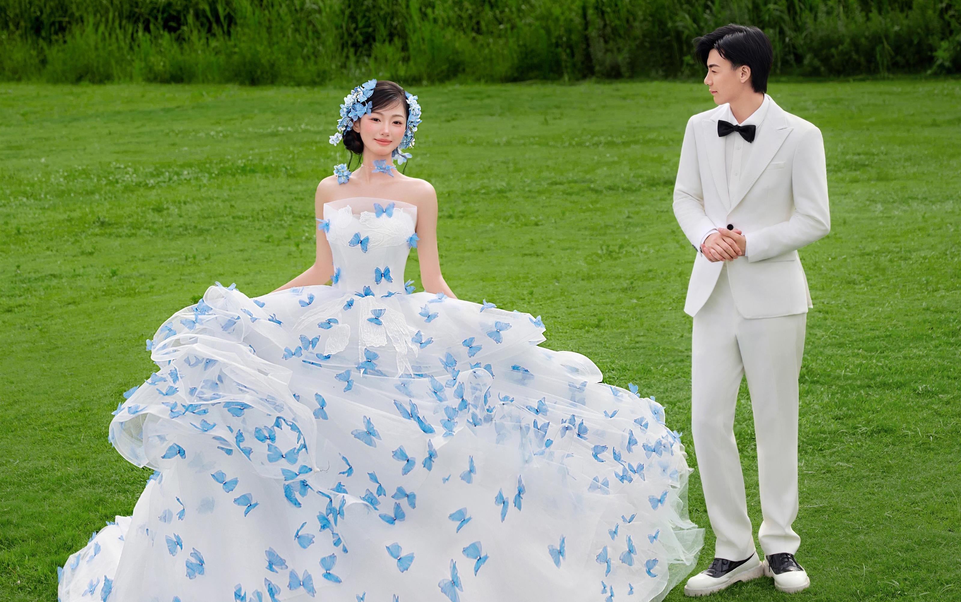【蓝色蝴蝶婚纱也太梦幻了吧】