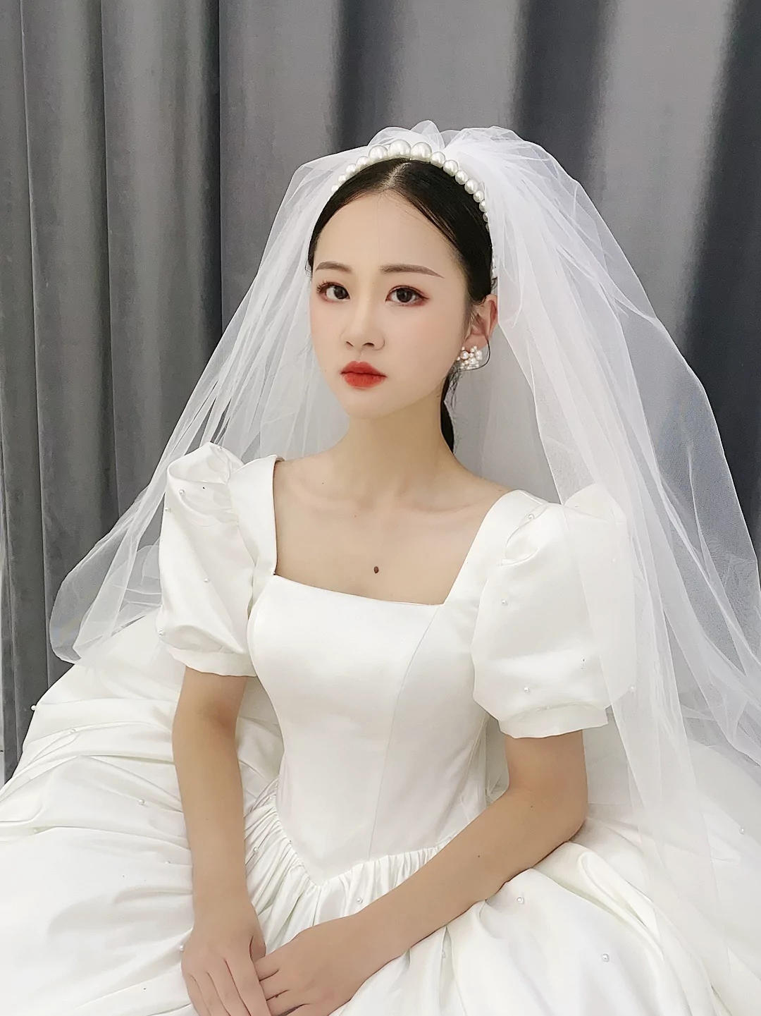 简约新娘主纱造型 缎面婚纱