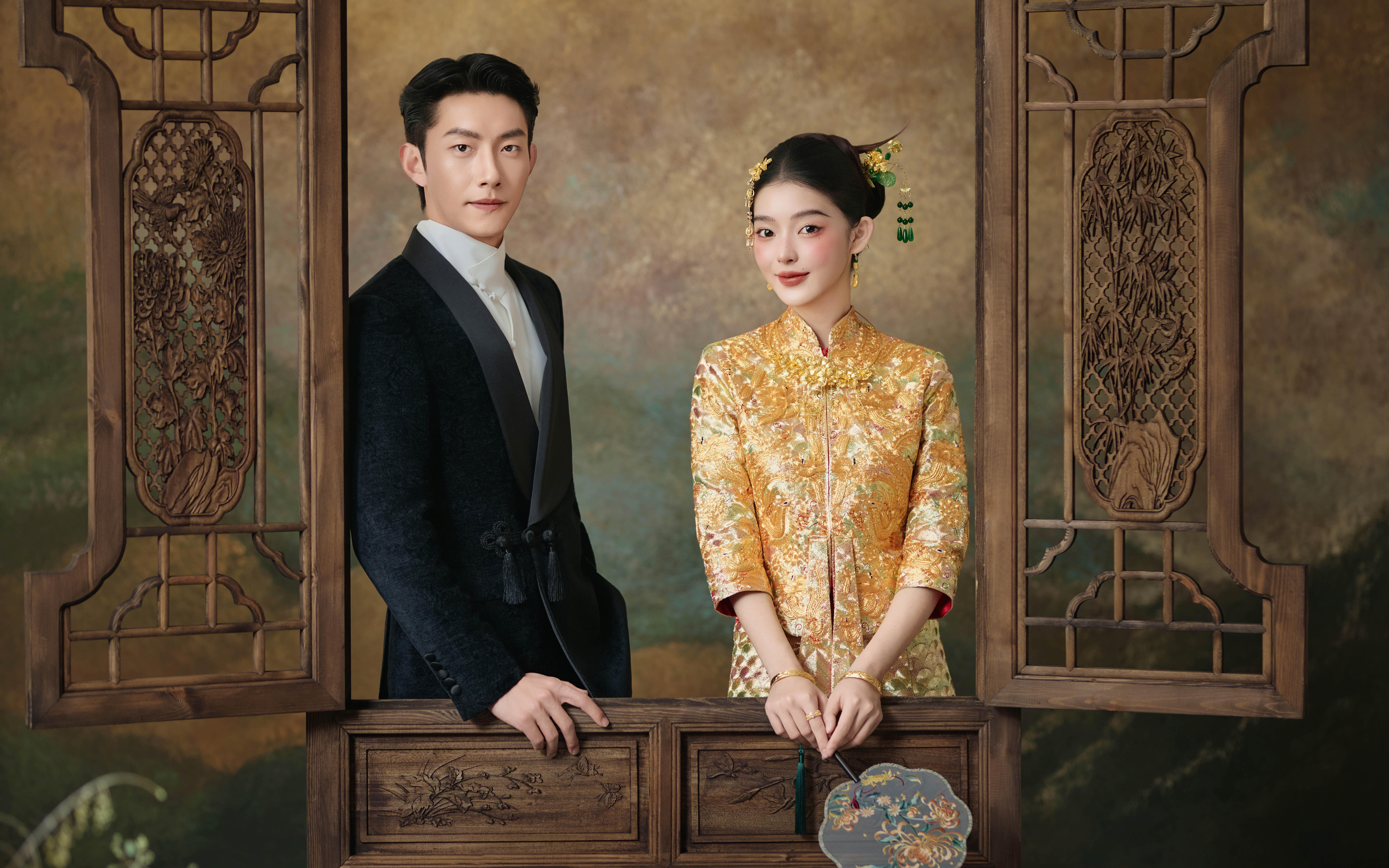 传统与浪漫碰撞 褂黄配头纱的婚纱照太绝